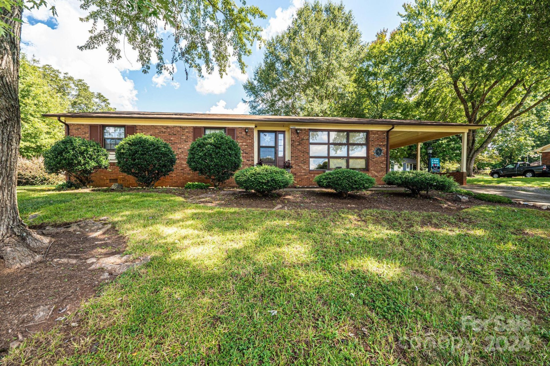 Property image 1 at 2500 Pinoak Drive, Hickory, NC 28602