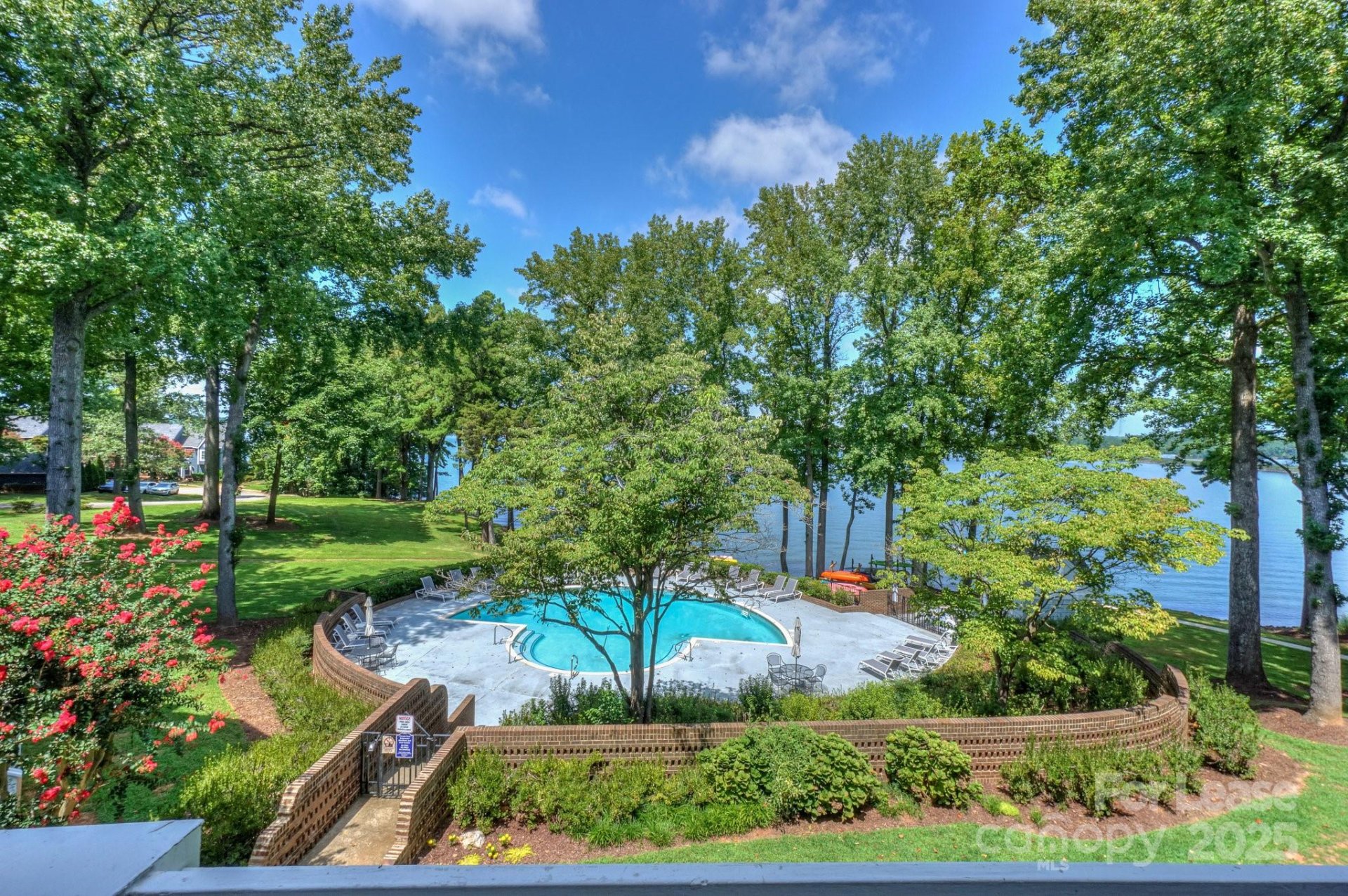 320 Northwest Drive