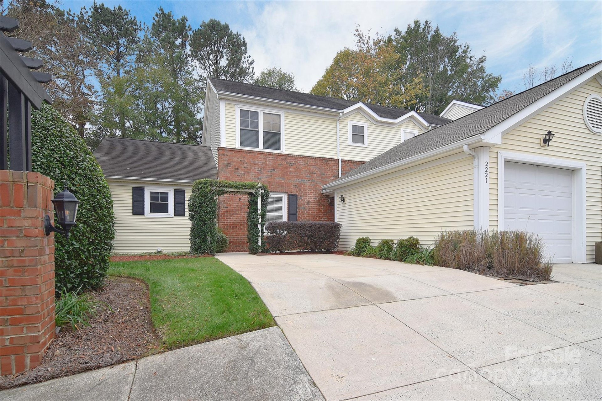 Property image 2 at 2221 Oak Hill Village Lane, Charlotte, NC 28217