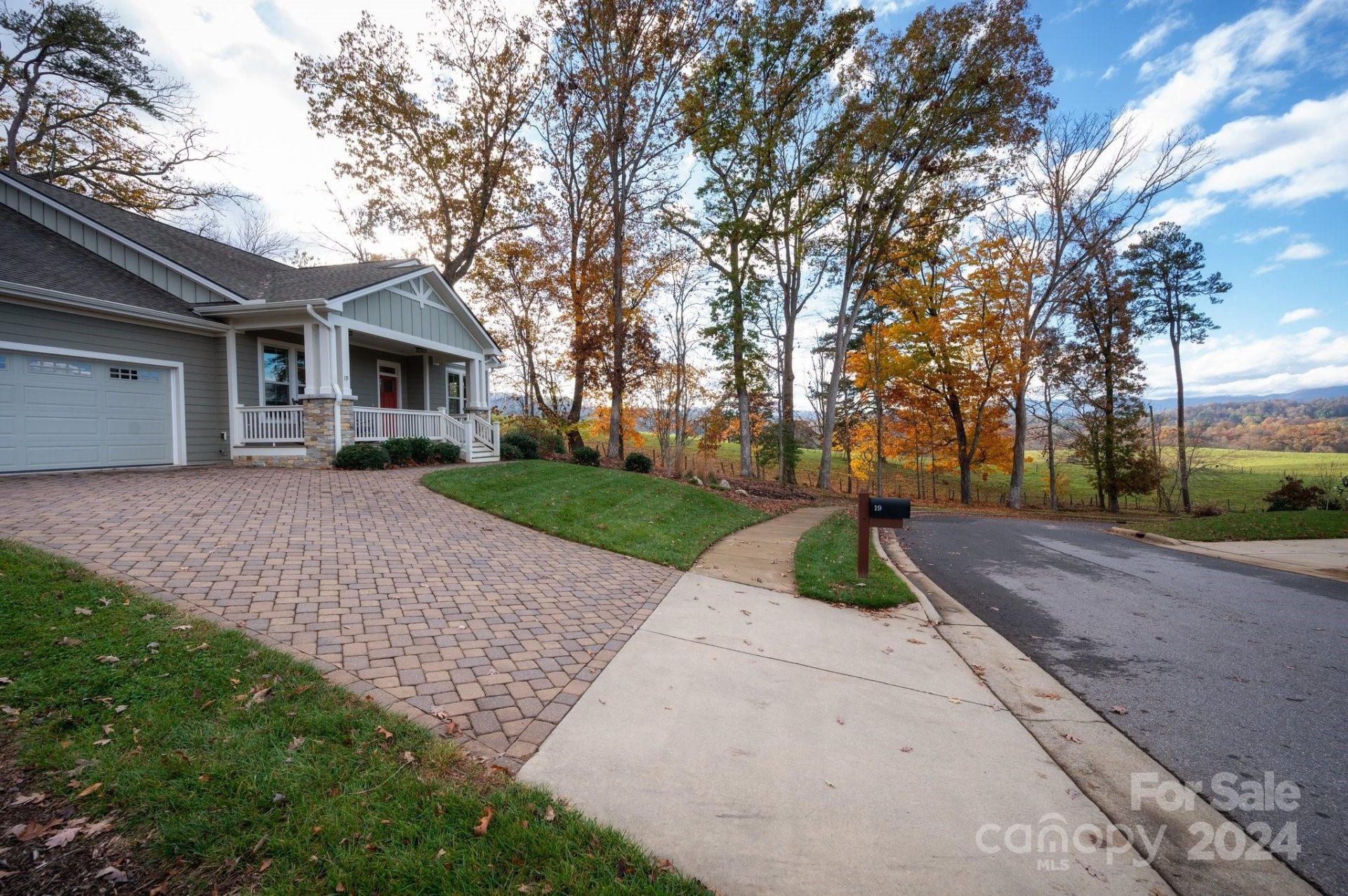 Property image 2 at 19 Roundtop Ridge Court, Candler, NC 28715