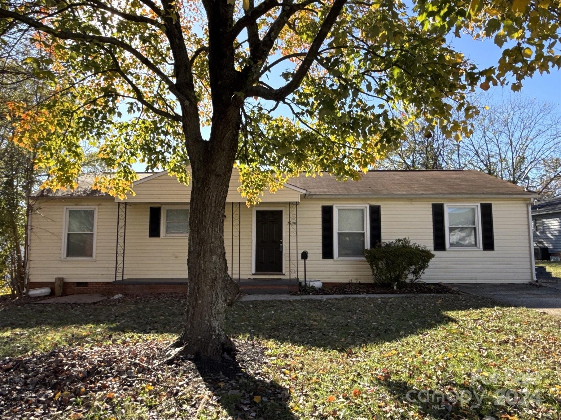 Property image 1 at 2908 Bellaire Drive, Charlotte, NC 28216