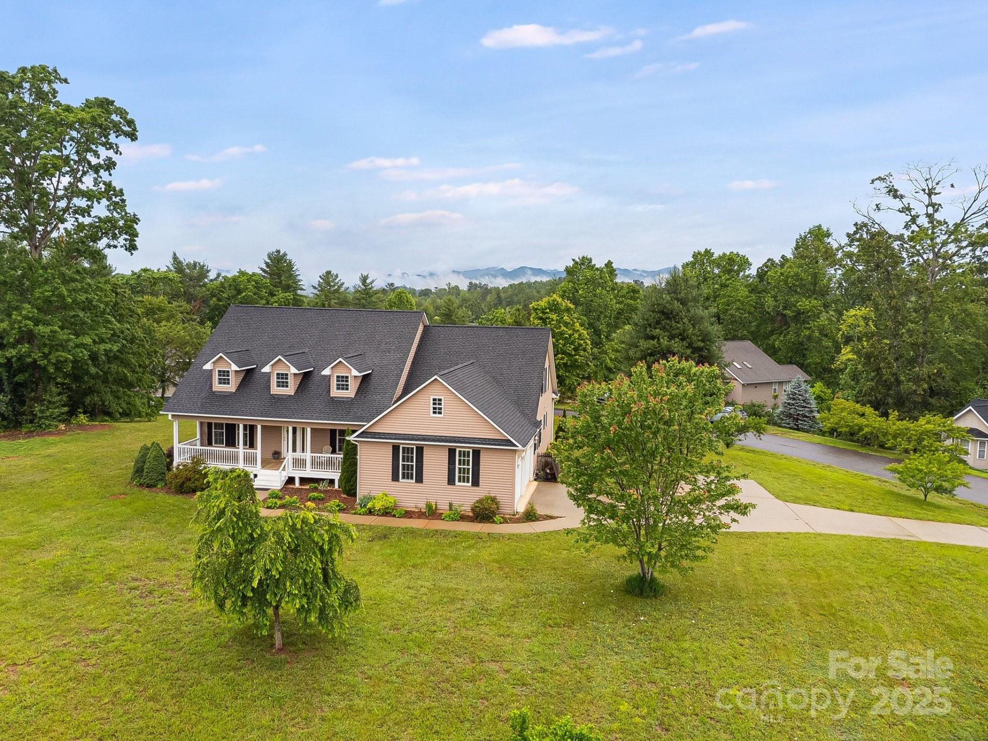Twin Brook Hills, Weaverville Community