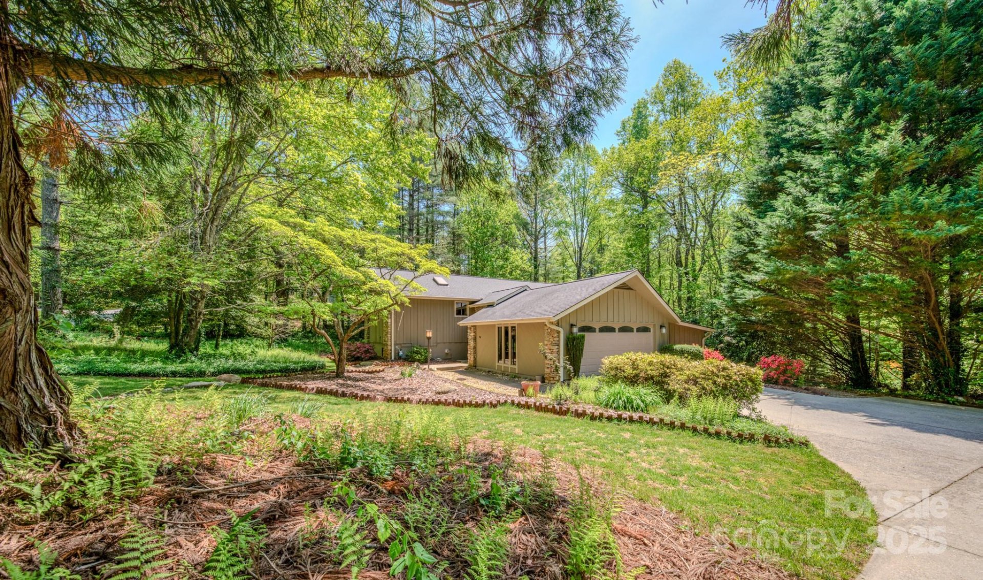 Woodhaven, Hendersonville Community