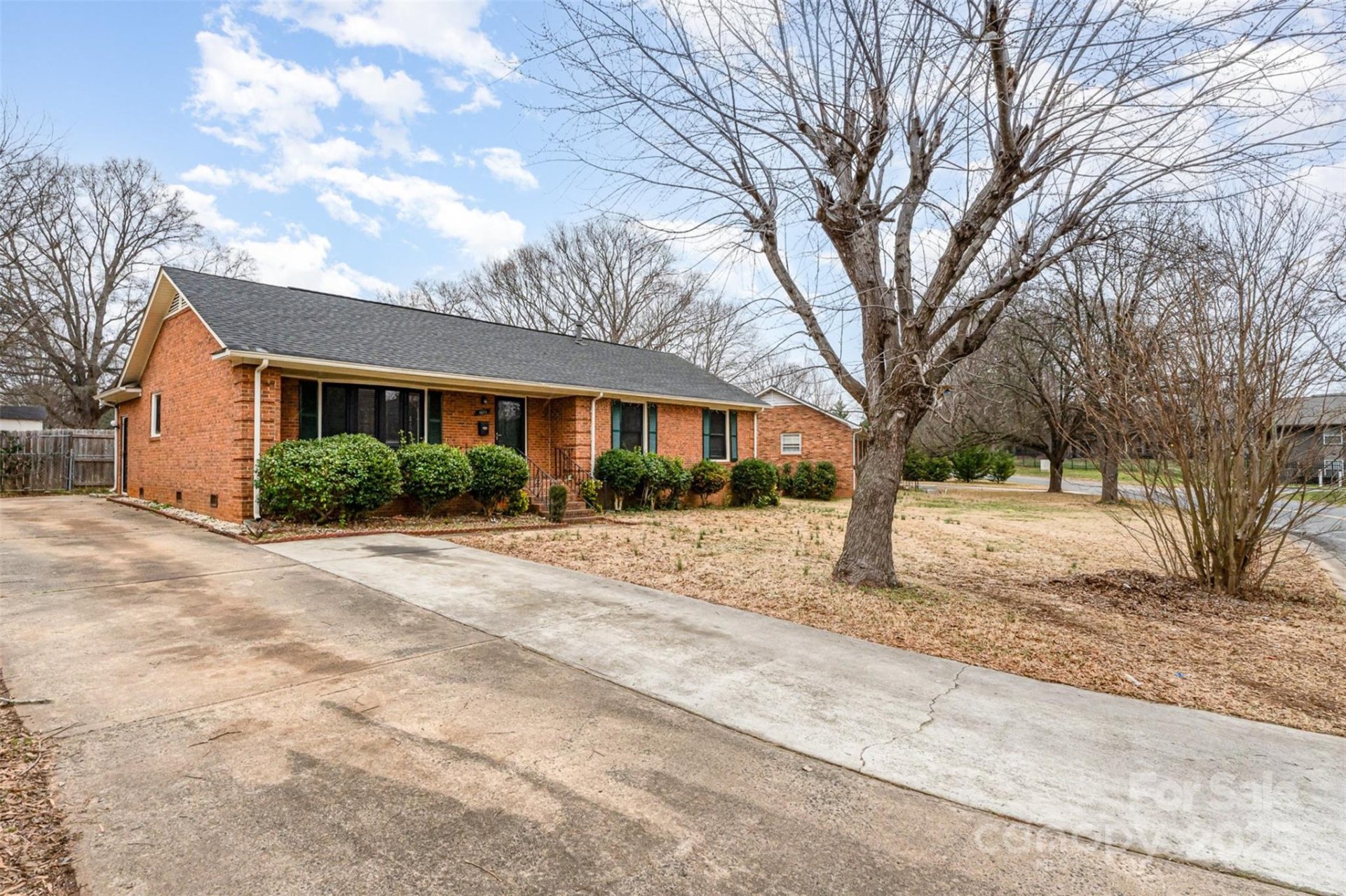 Property image 2 at 4815 Carriage Drive Circle, Charlotte, NC 28205