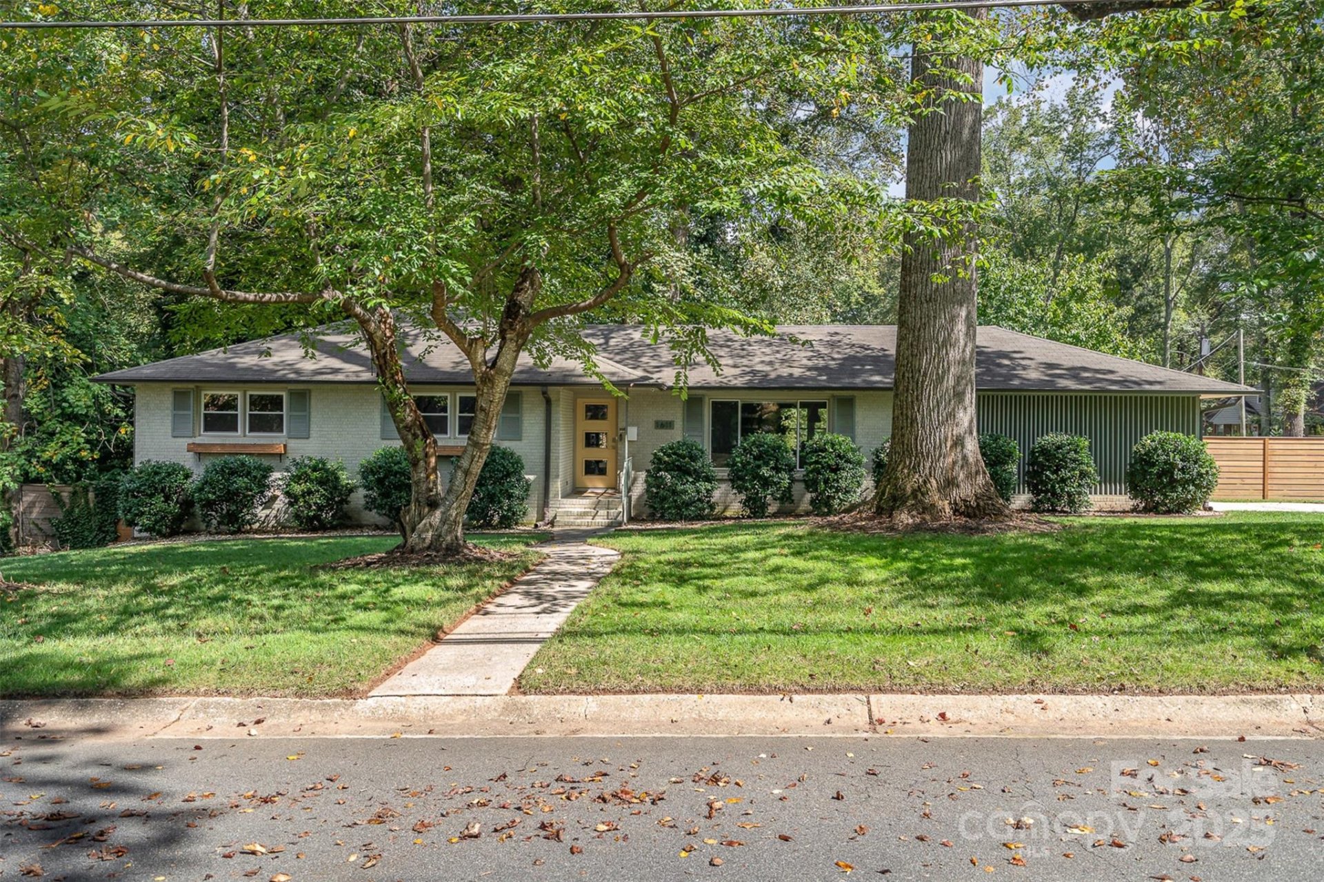 Property image 1 at 1611 Shannonhouse Drive, Charlotte, NC 28215