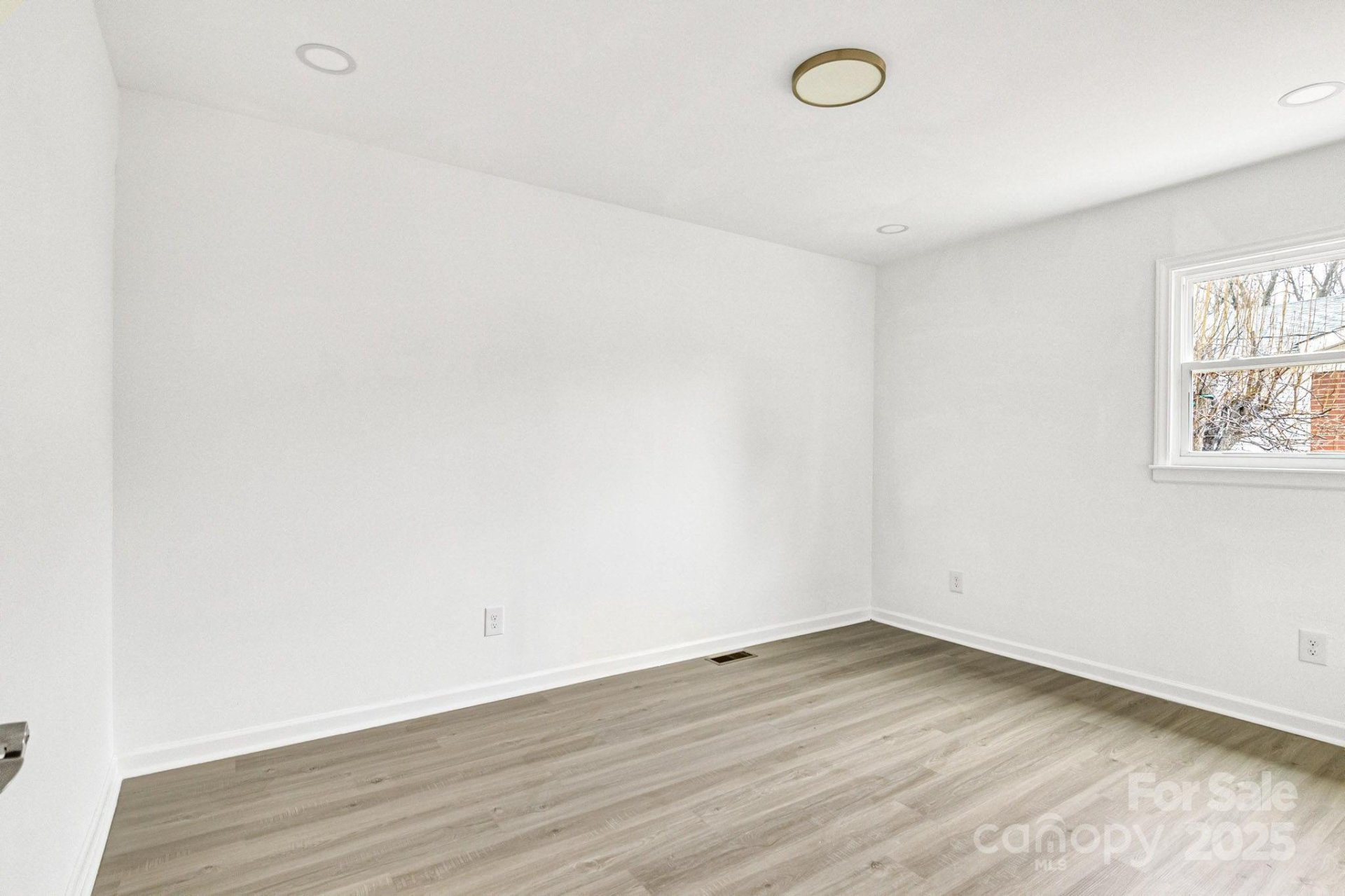 Property image 3 at 4501 Knollcrest Drive, Charlotte, NC 28208