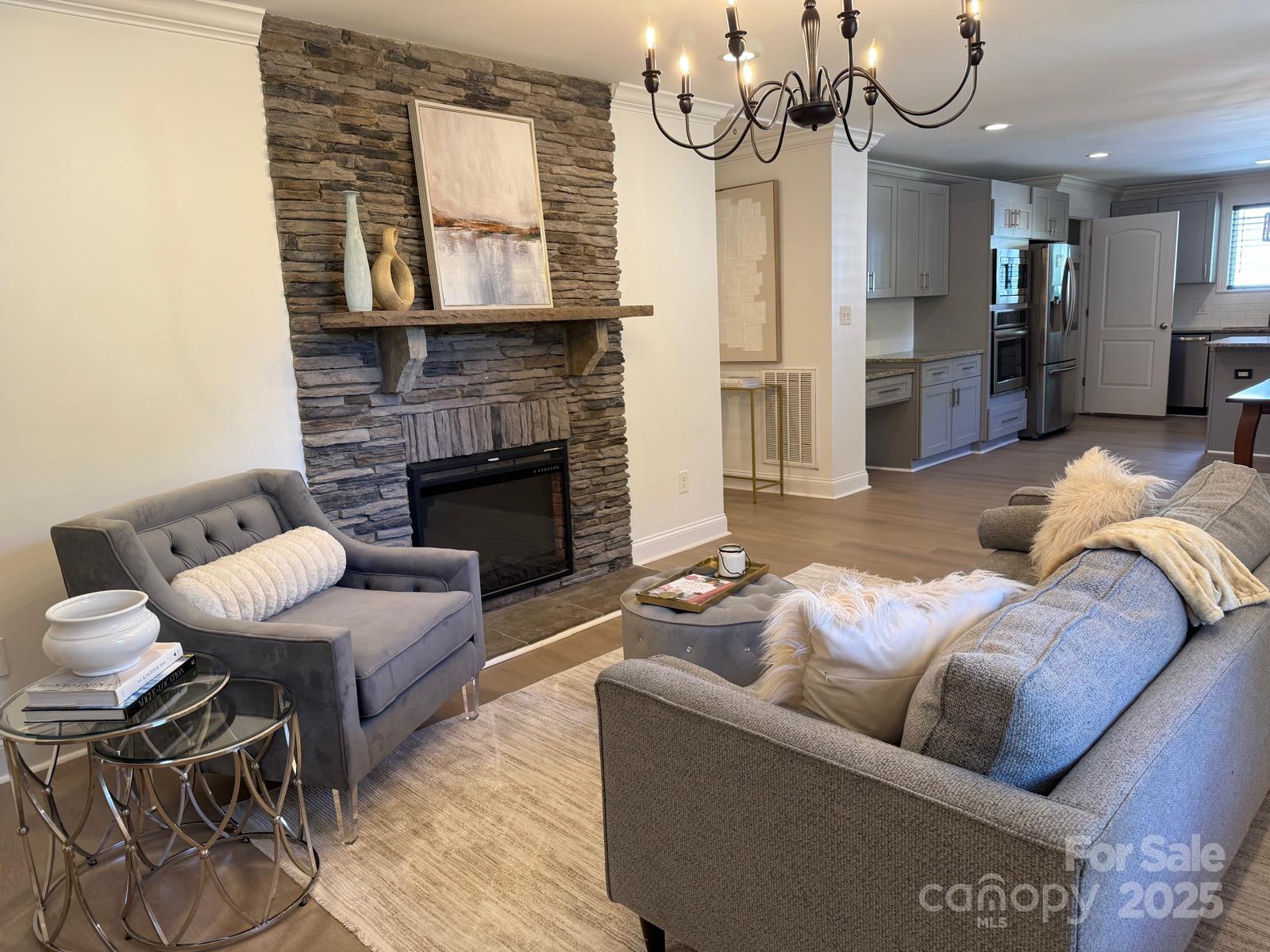 Country Club Hills, Charlotte Community