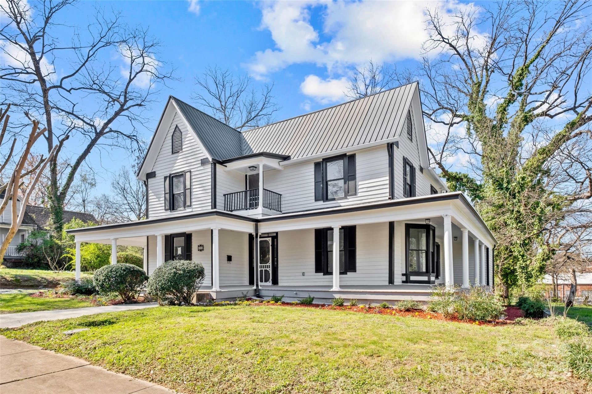 220 W Bell Street