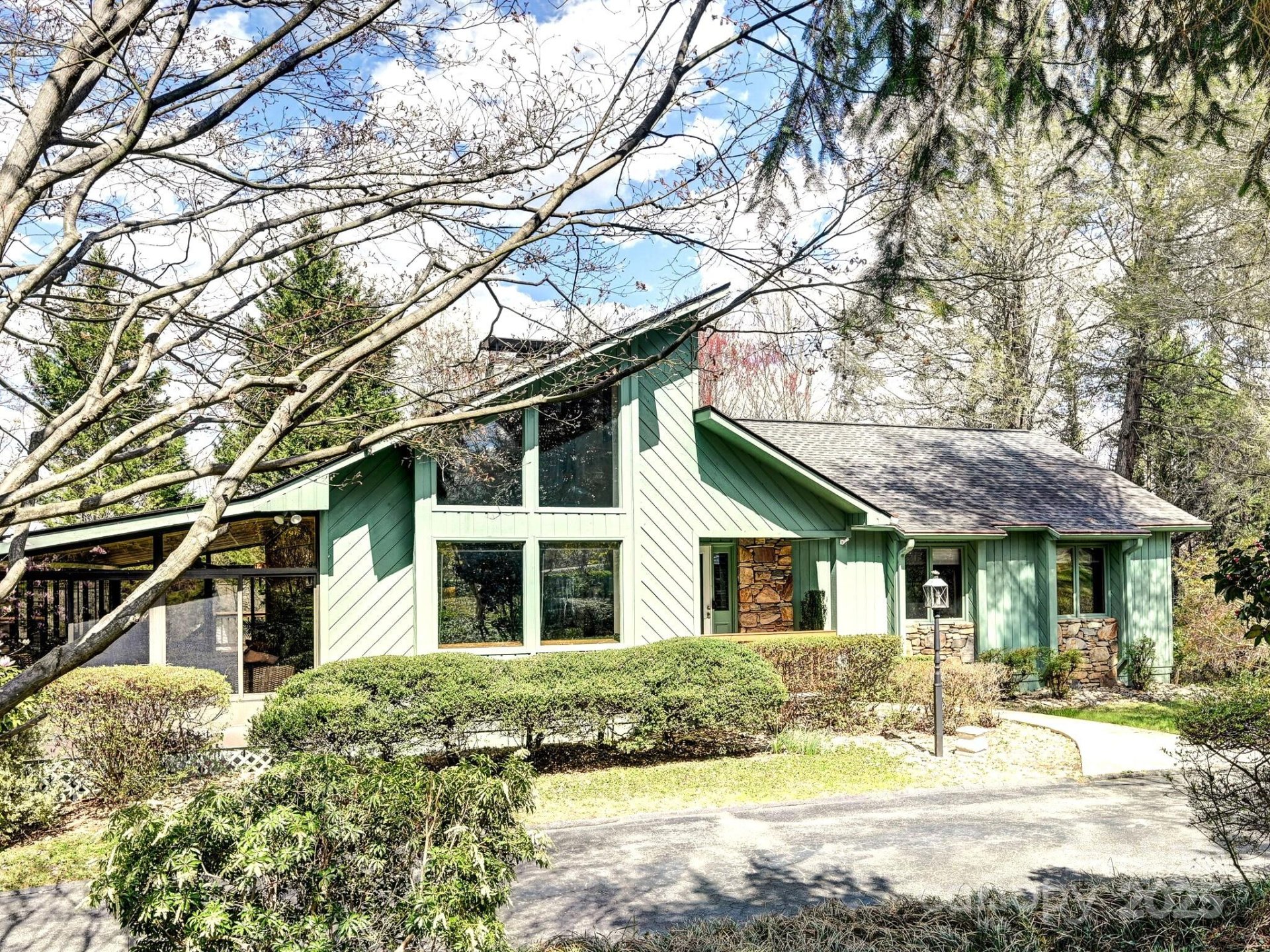 Property image 1 at 71 Underhill Road, Hendersonville, NC 28792