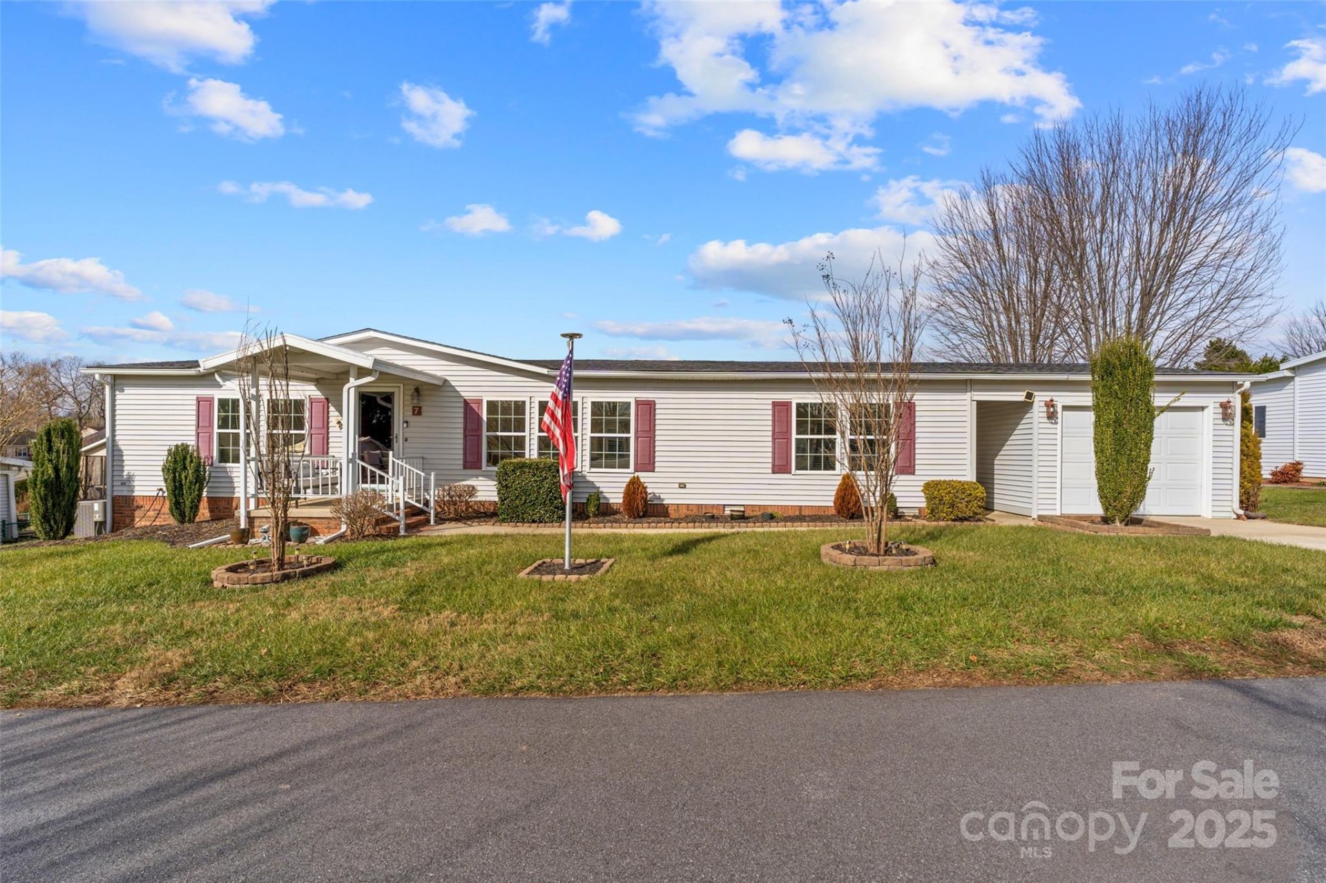 Property image 1 at 7 N Marjorie Lane, Hendersonville, NC 28792