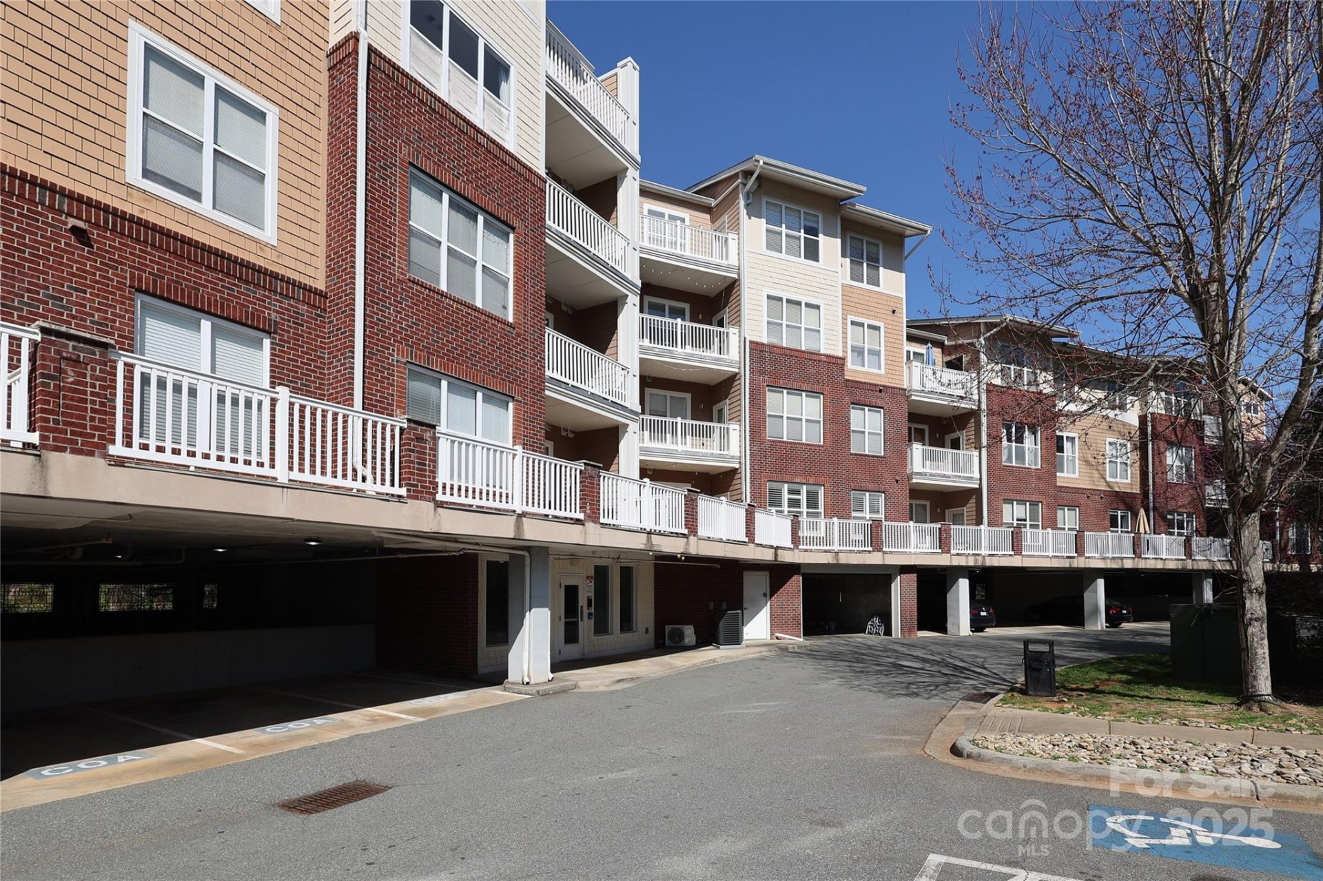 Property image 2 at 1000 E Woodlawn Road, Charlotte, NC 28209