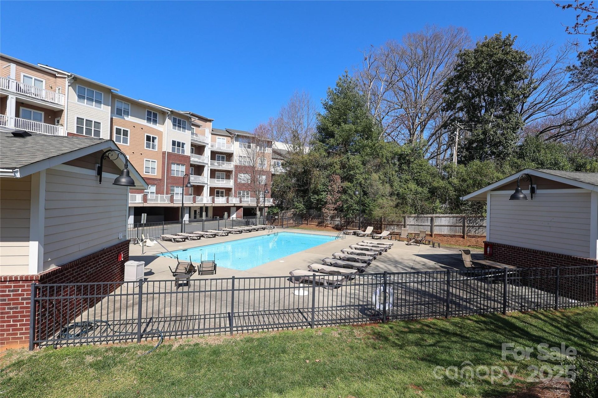 Property image 3 at 1000 E Woodlawn Road, Charlotte, NC 28209