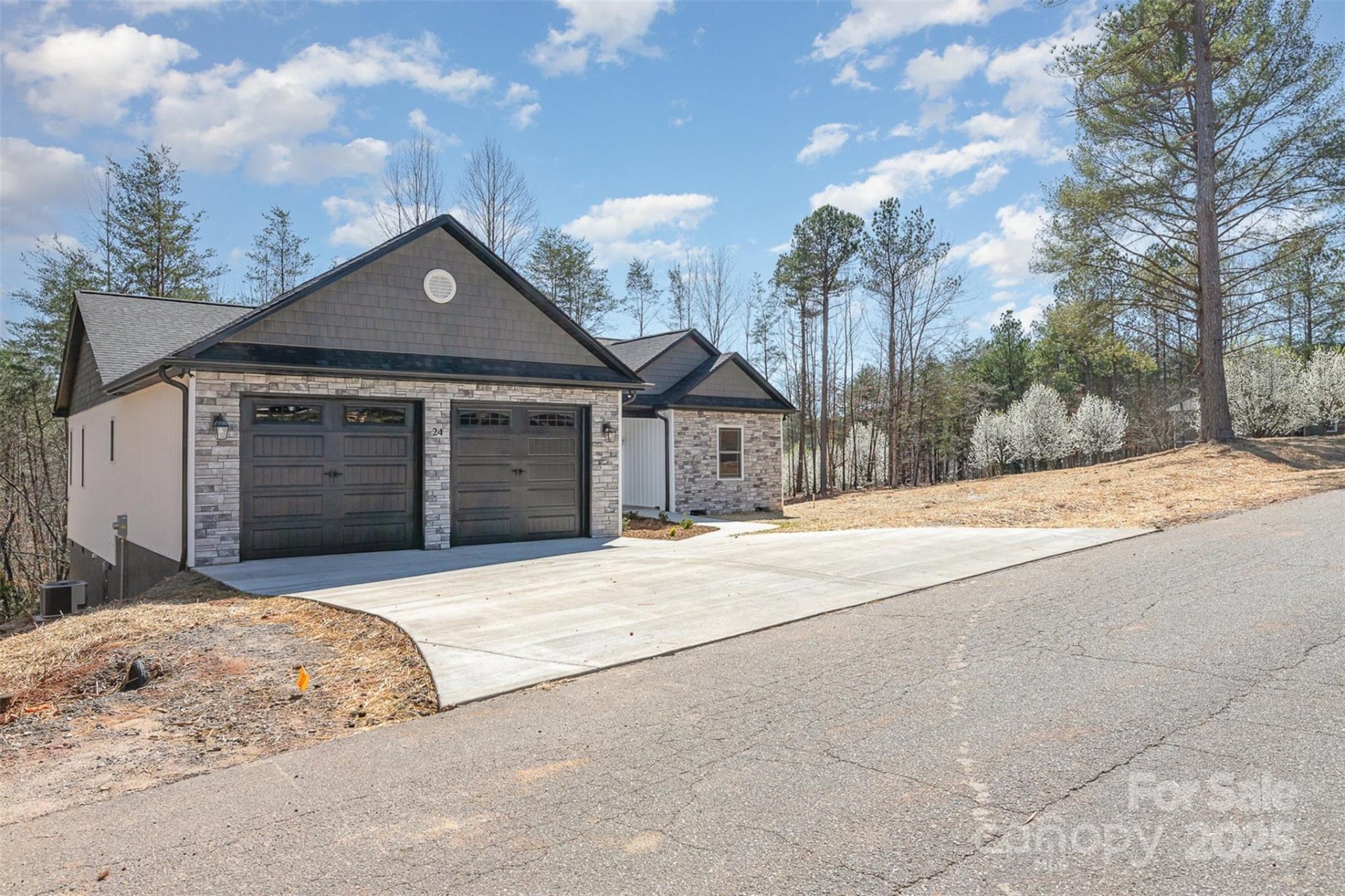 Property image 3 at 24 Eastwinds Drive, Hickory, NC 28601