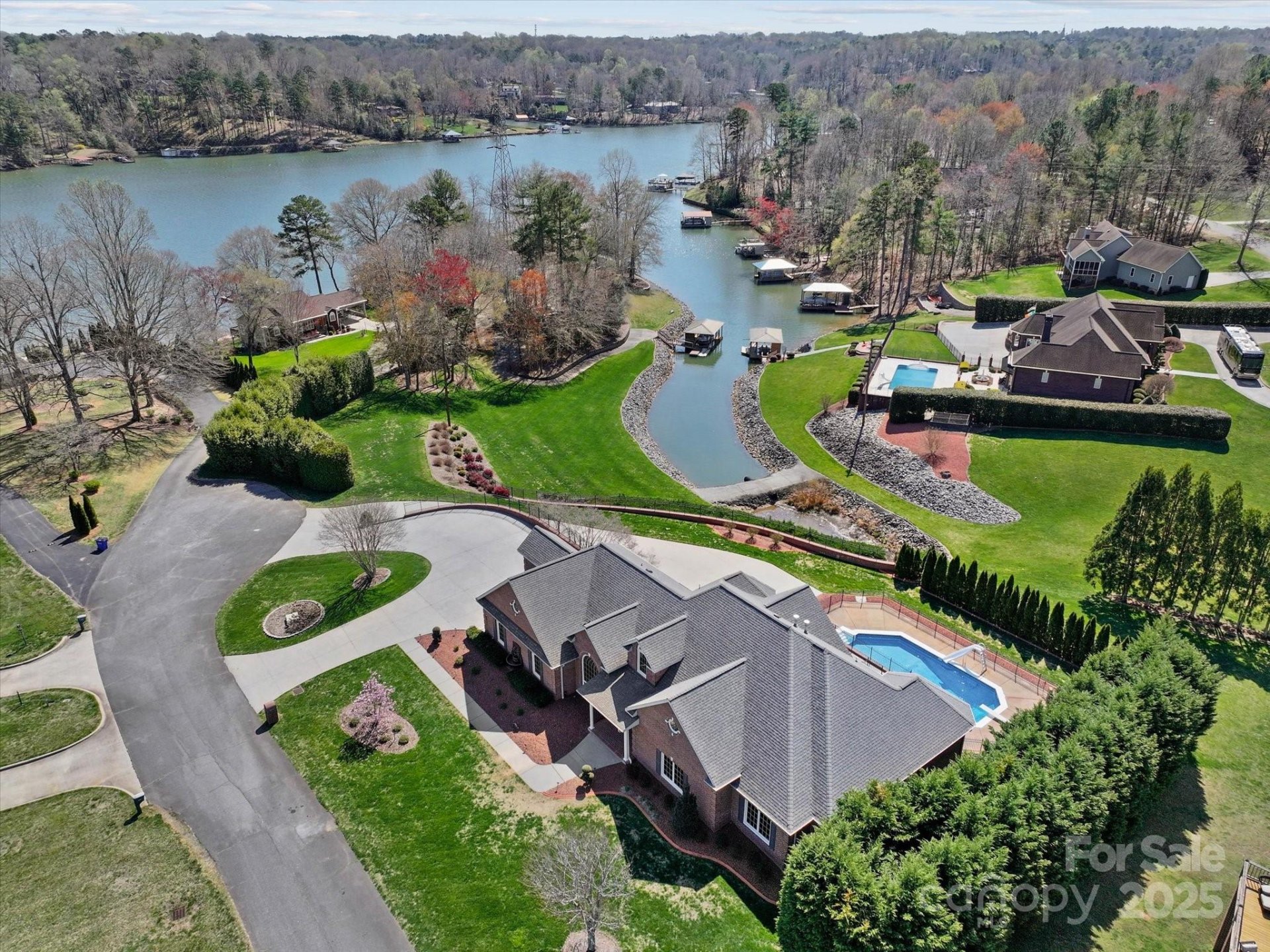 Northlake Estates, Hickory Community