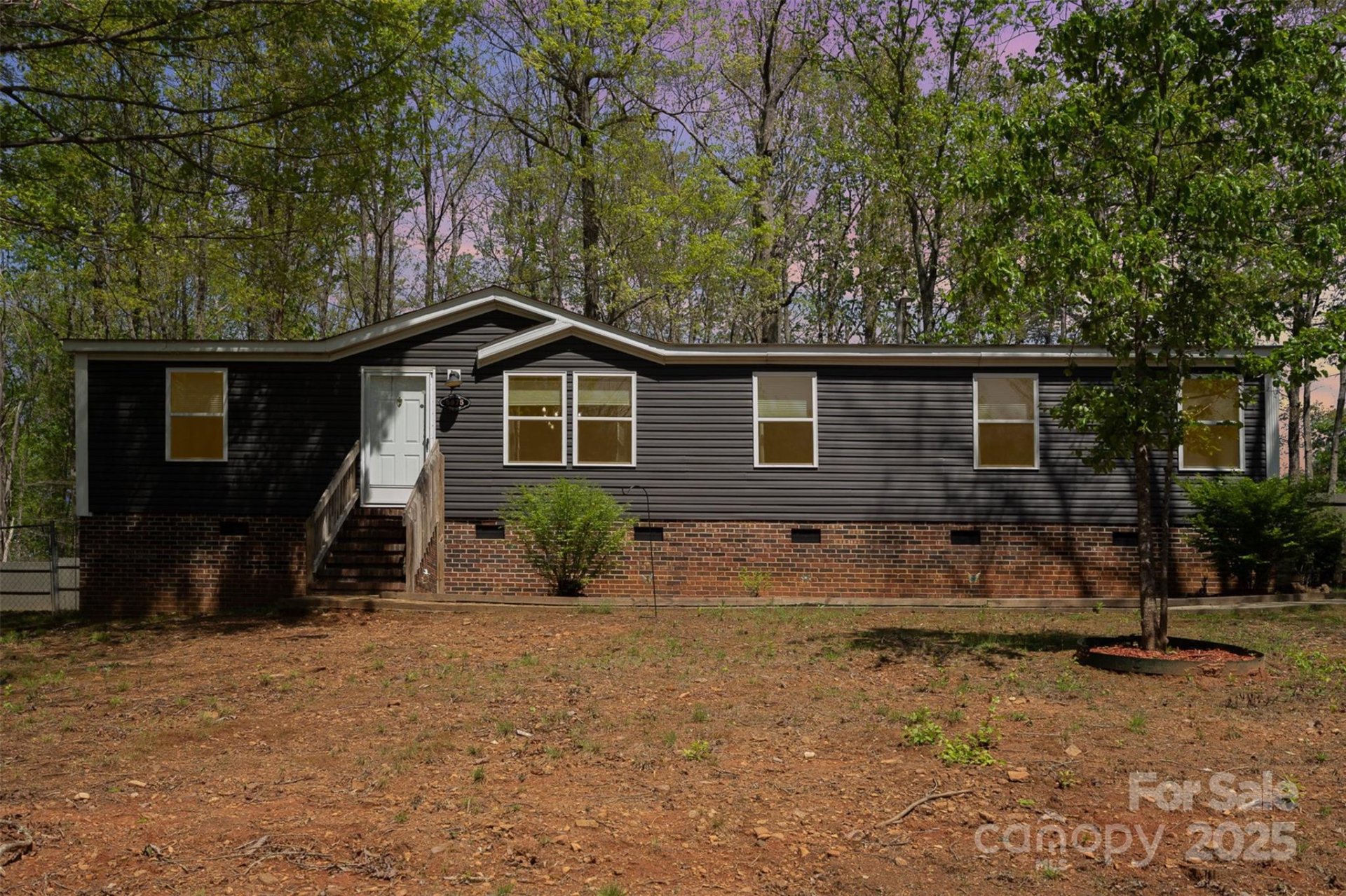 Plank Estates, Iron Station Community
