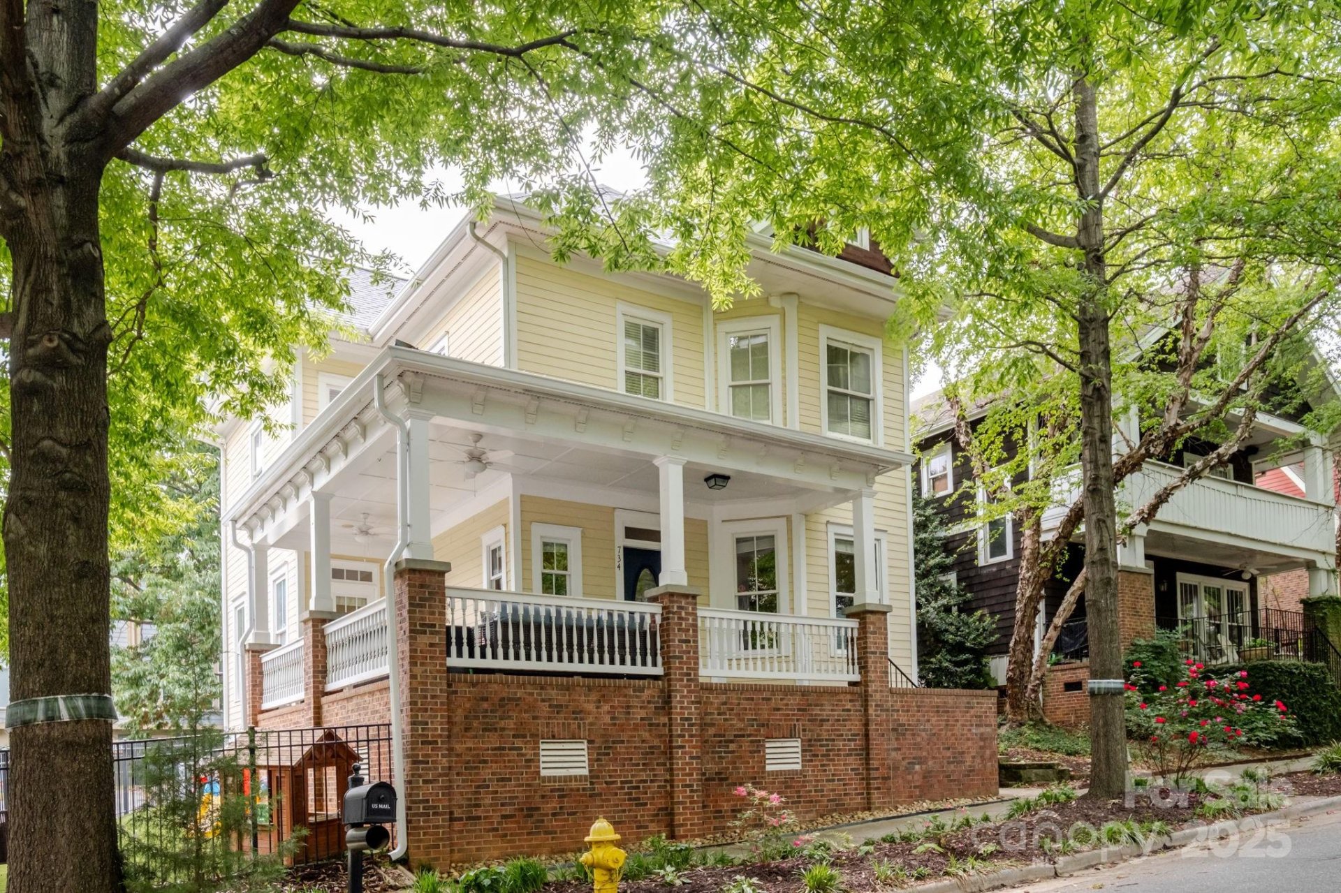 734 E 10th Street