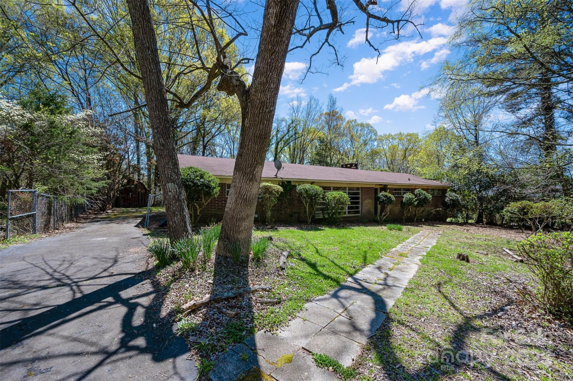 Property image 3 at 340 Sardis Road, Charlotte, NC 28270