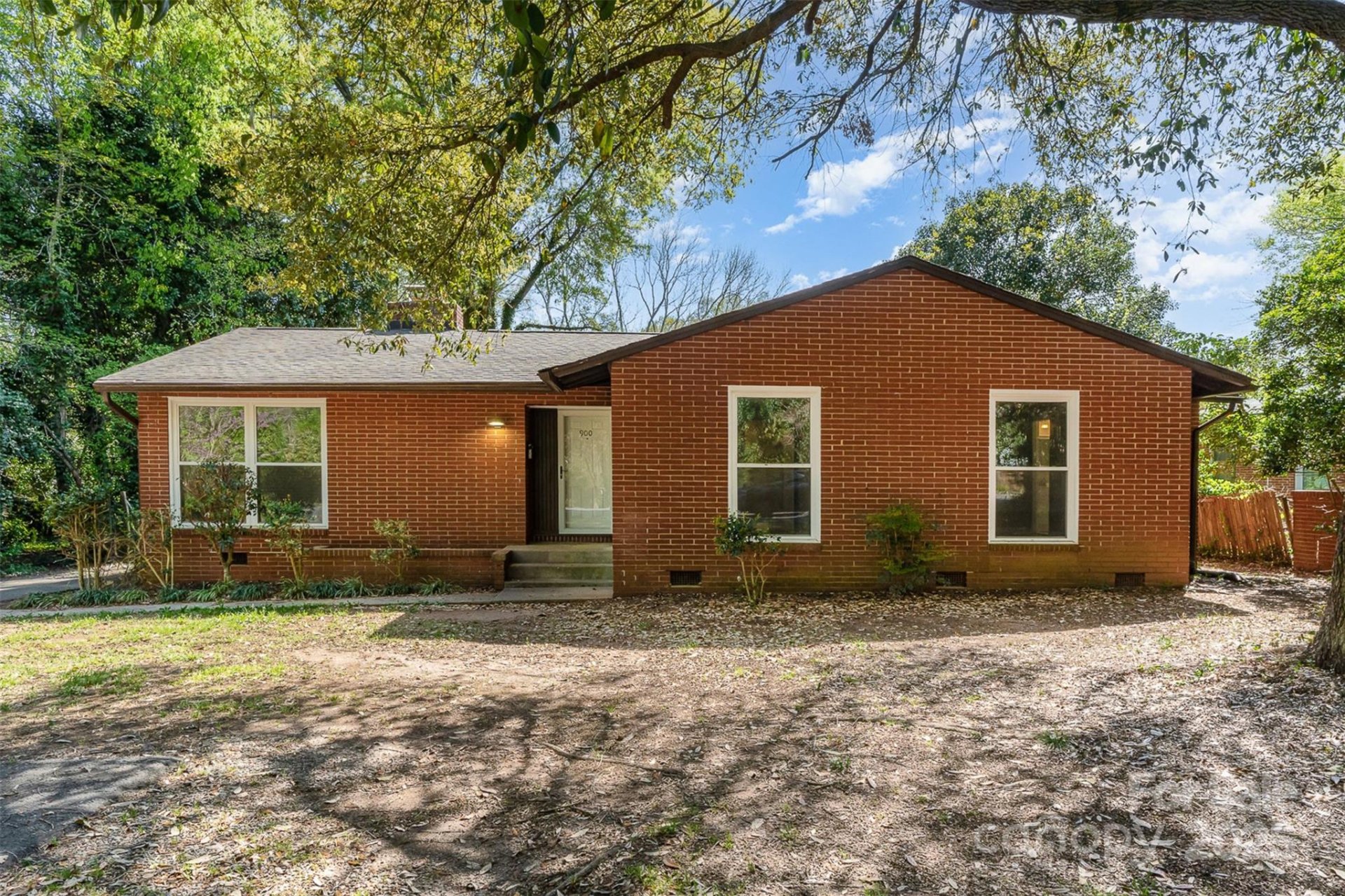 900 E Woodlawn Road