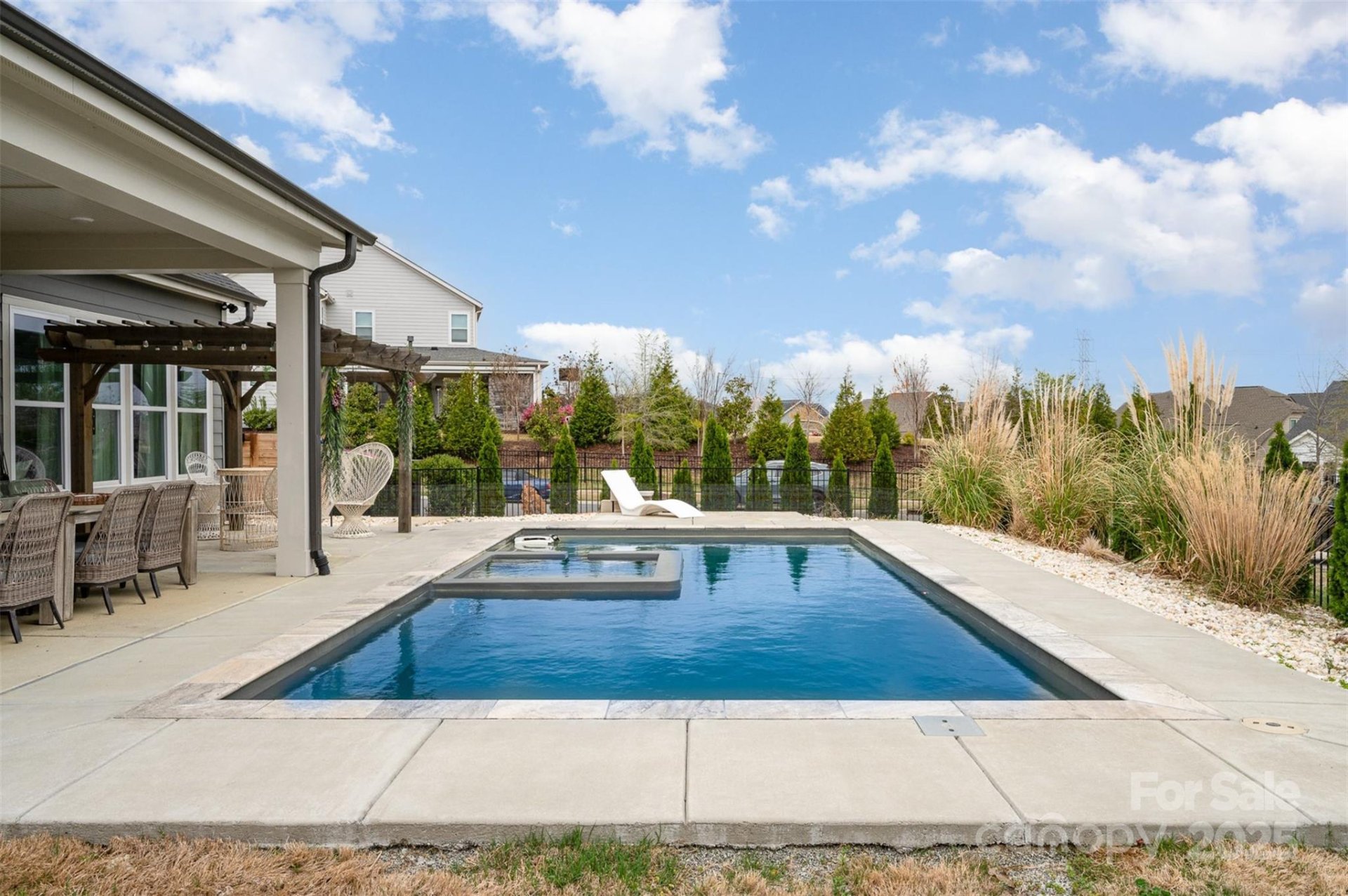 Paddlers Cove, Clover Community