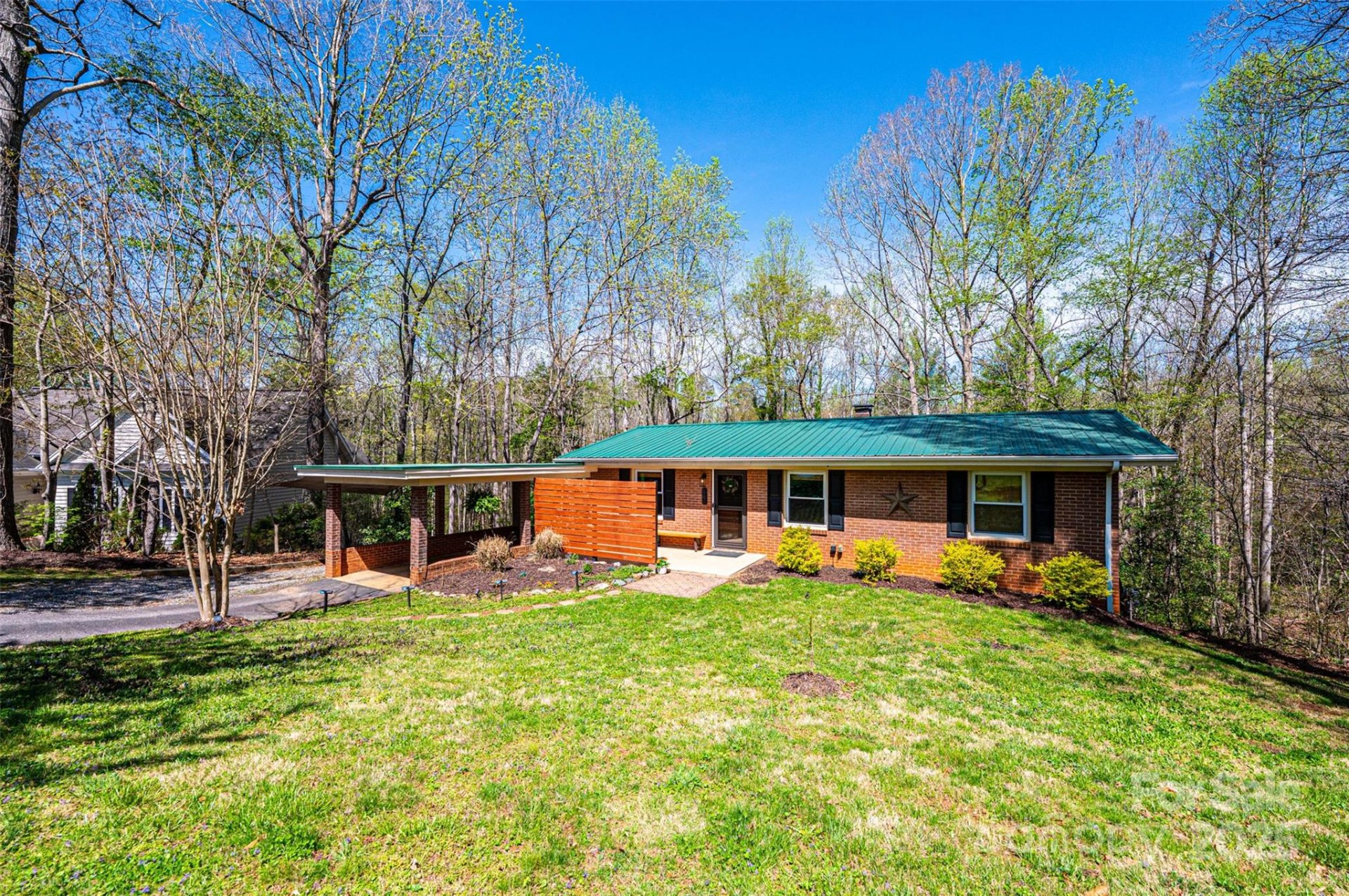 Forest Hills, Hickory Community