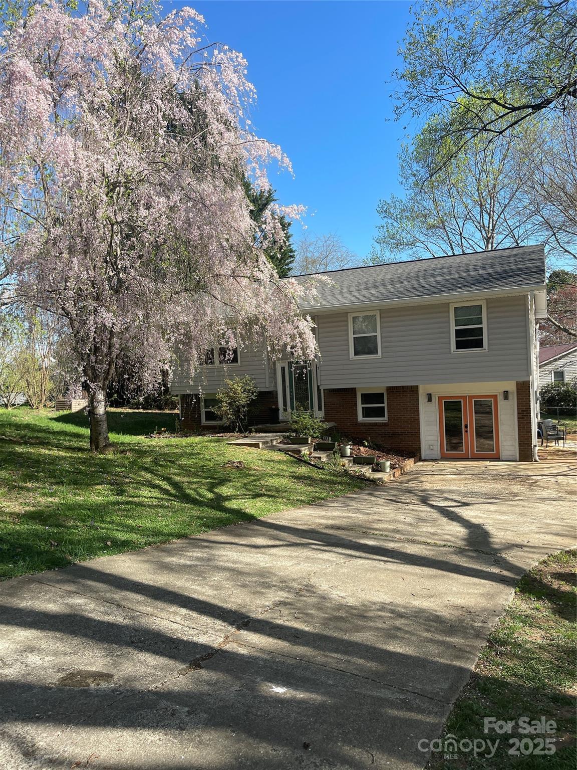 Property image 2 at 7 Guinevere Court, Asheville, NC 28806