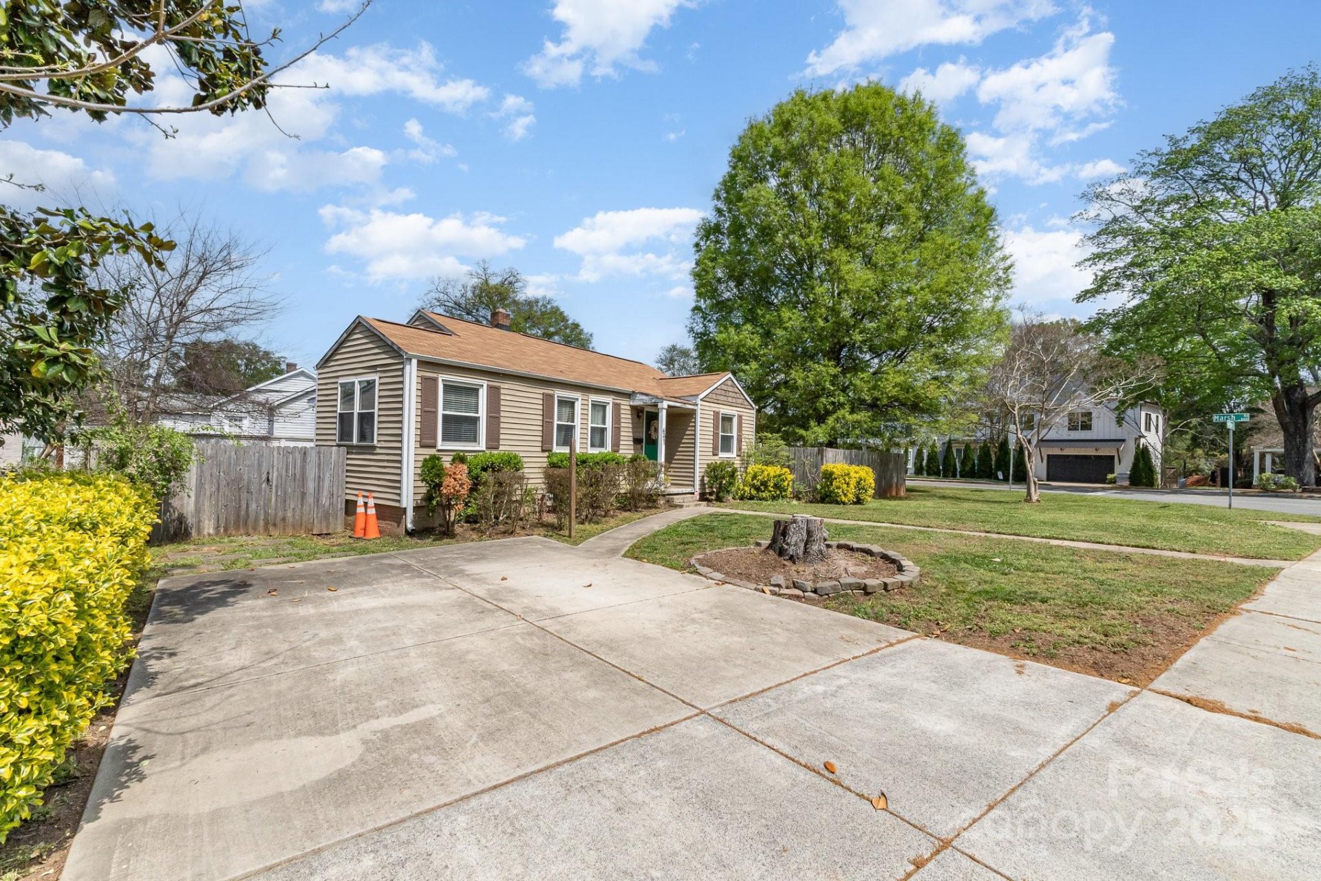 Property image 2 at 665 Melbourne Court, Charlotte, NC 28209