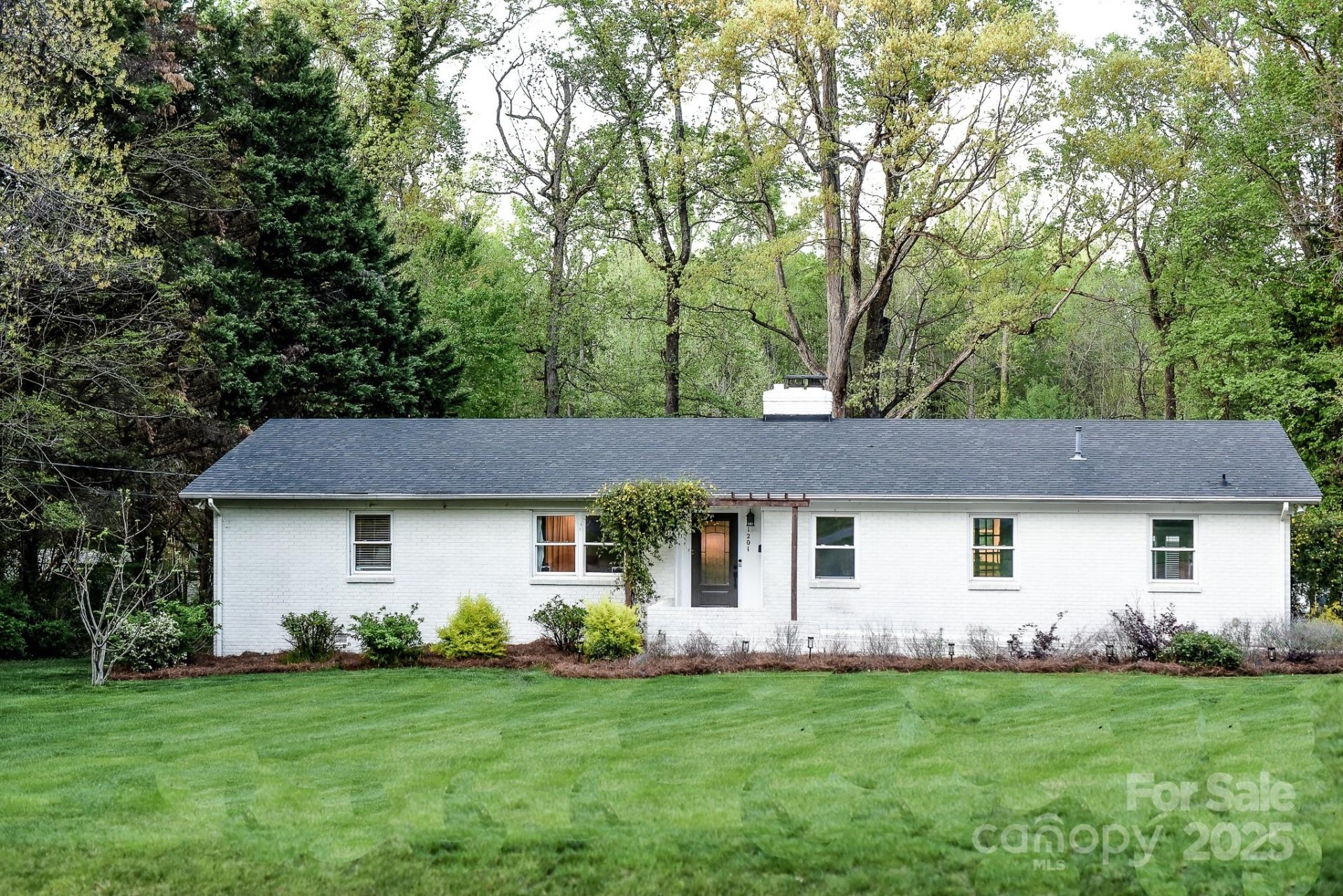 1201 Robinhood Circle