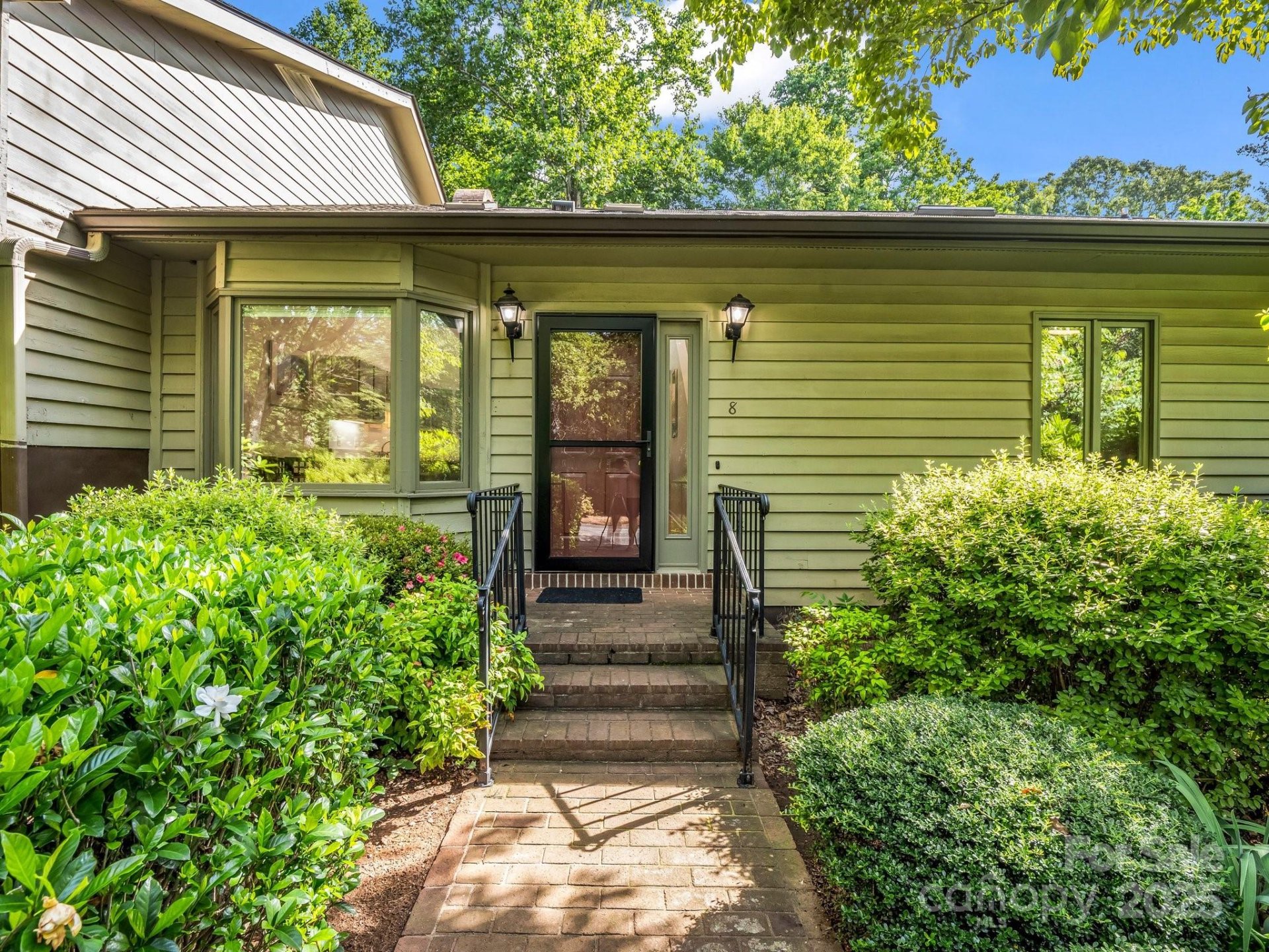 Hunting Country Trails, Tryon Community