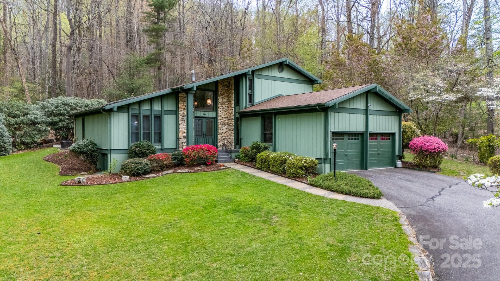 Property image 1 at 9 Chippewa Lane, Hendersonville, NC 28791