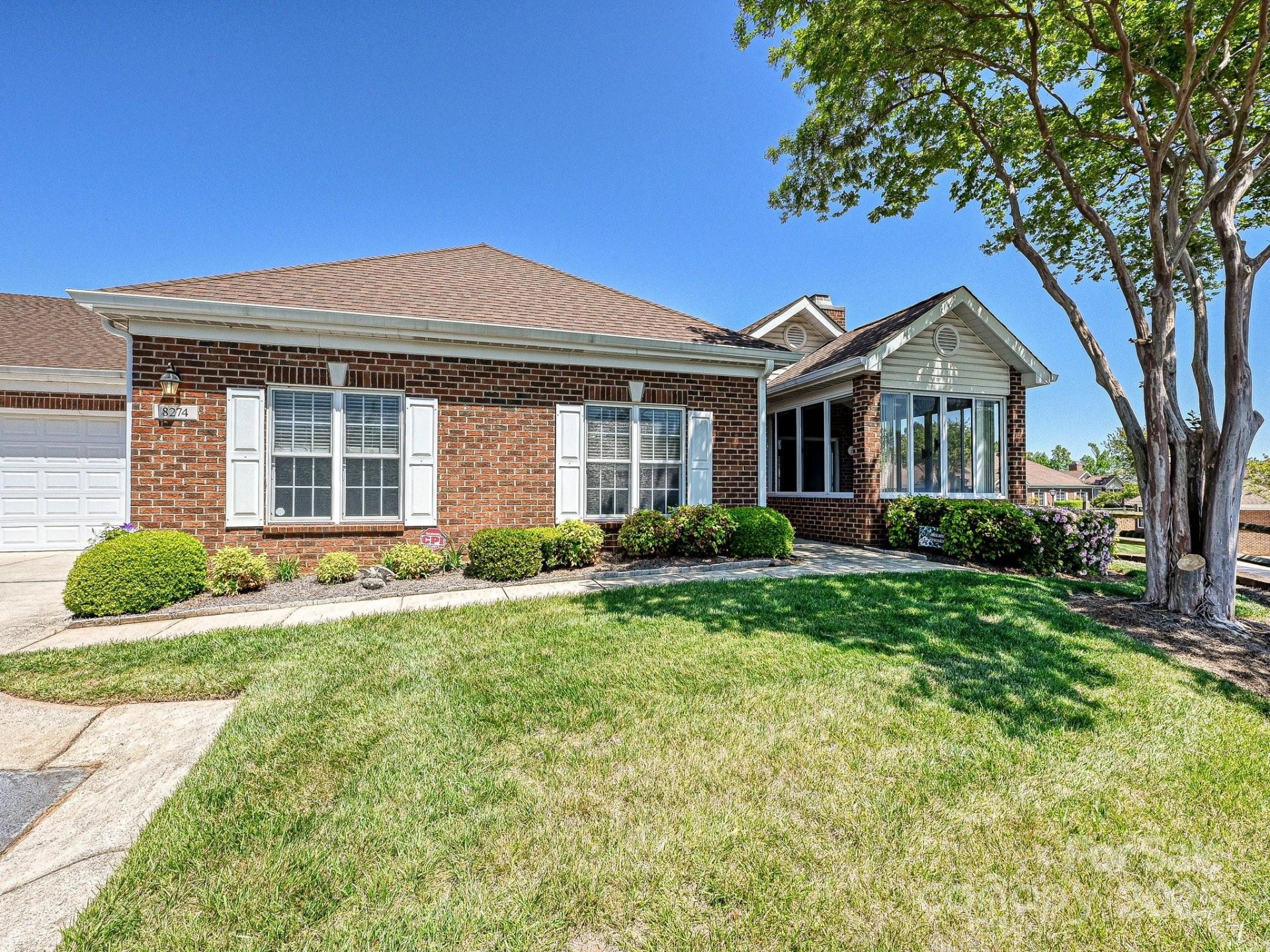 Windsor Oaks, Charlotte Community
