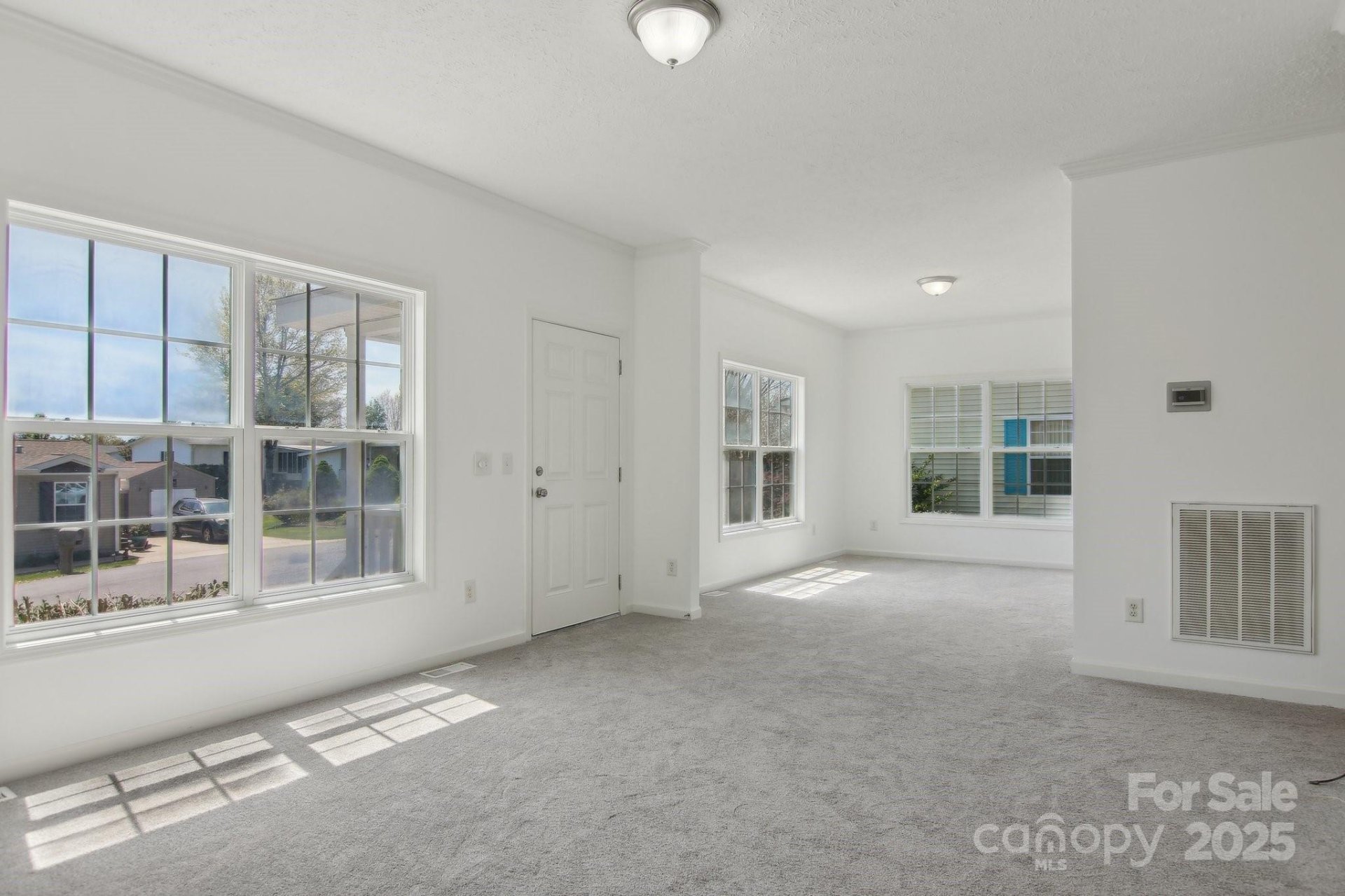 Property image 3 at 11 N Frederick Lane, Hendersonville, NC 28792