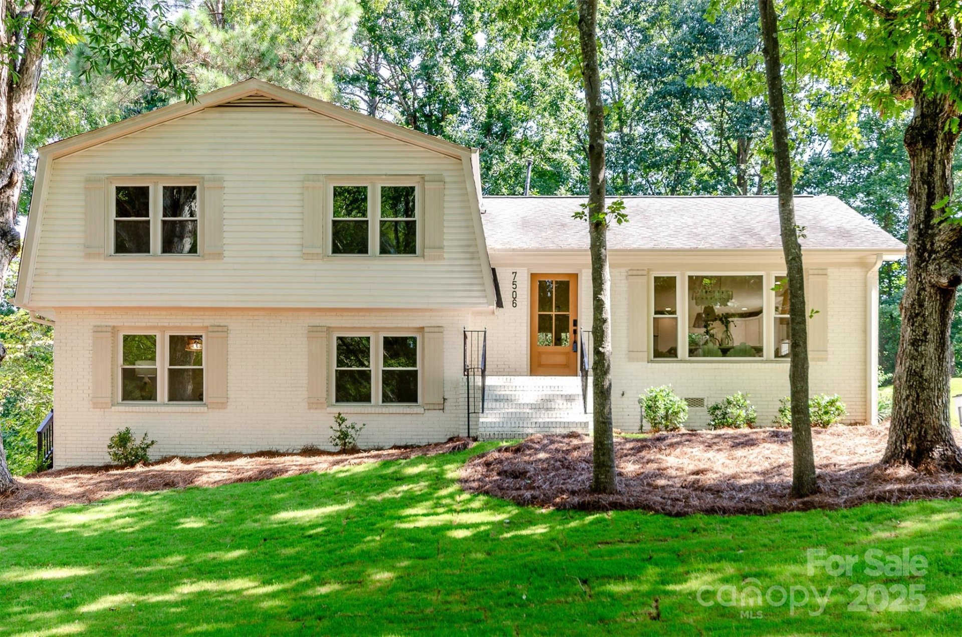 Heritage Woods East, Charlotte Community