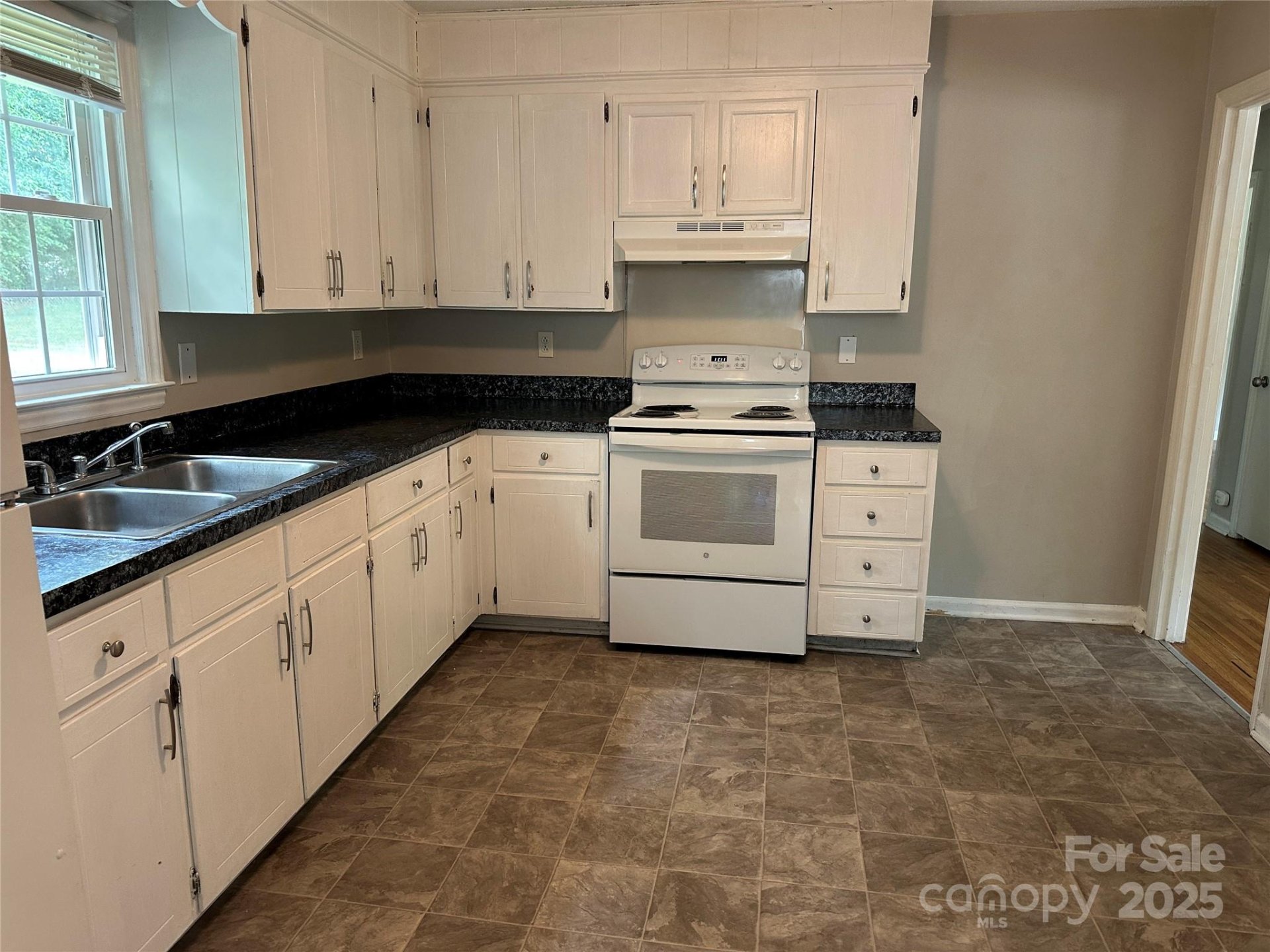 Property image 3 at 5008 Delivau Drive, Charlotte, NC 28215