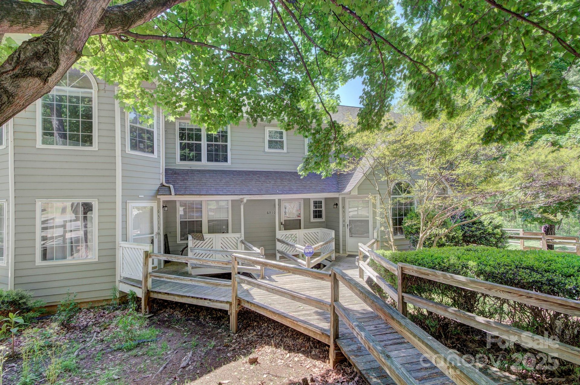 Bennington Woods, Charlotte Community