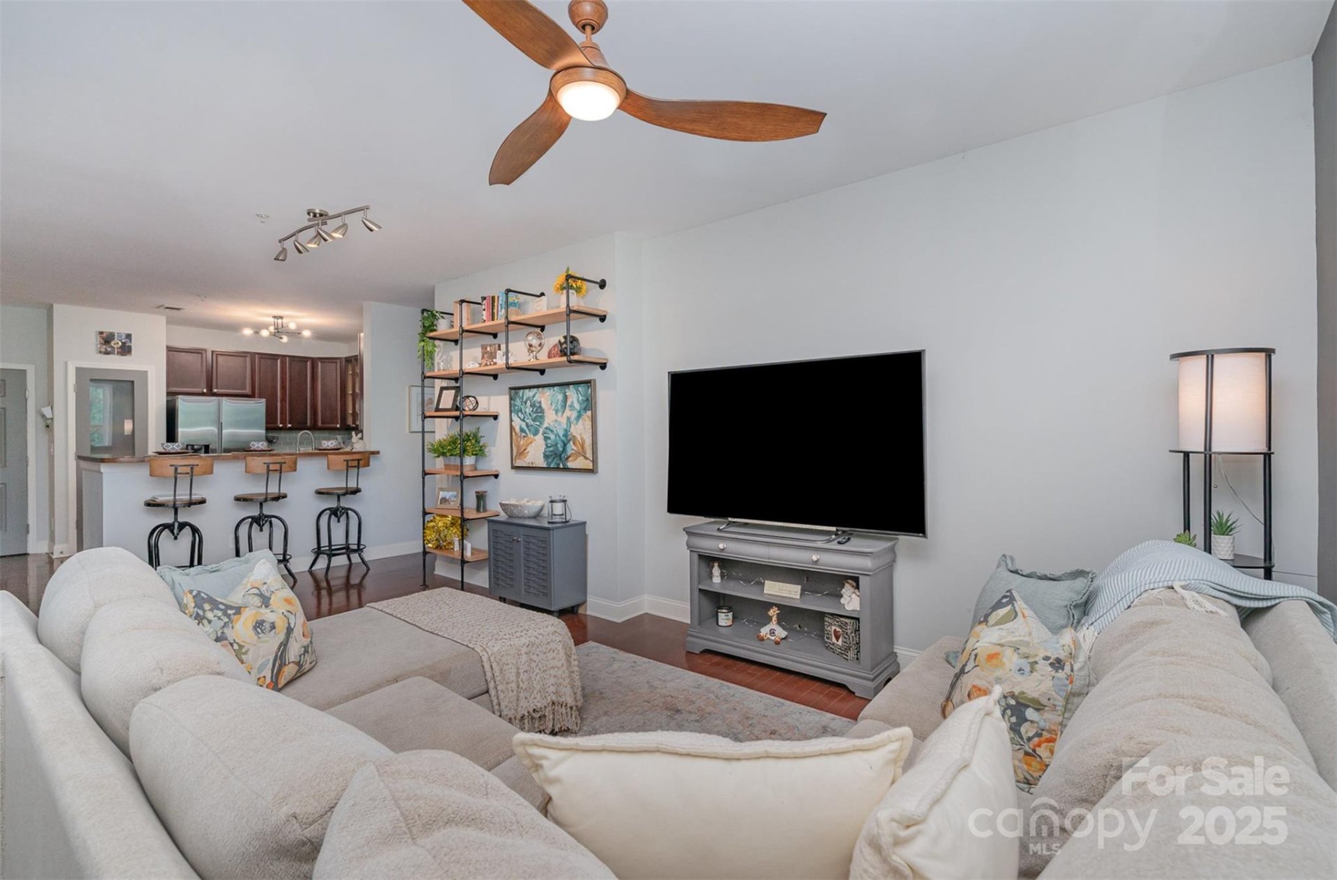 Property image 4 at 1000 E Woodlawn Road, Charlotte, NC 28209