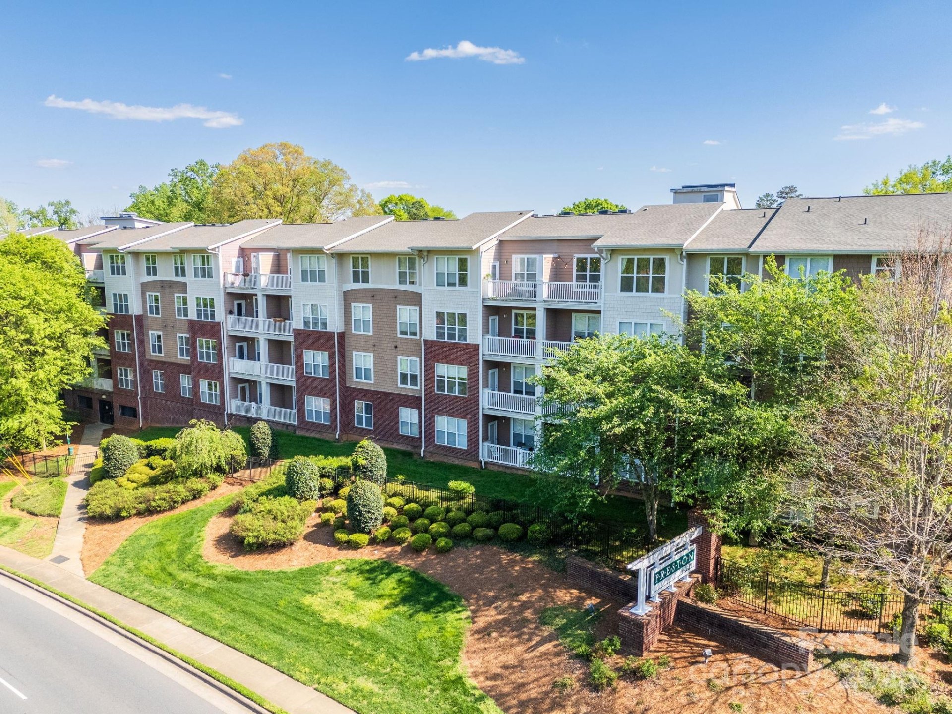 Property image 2 at 1000 E Woodlawn Road, Charlotte, NC 28209