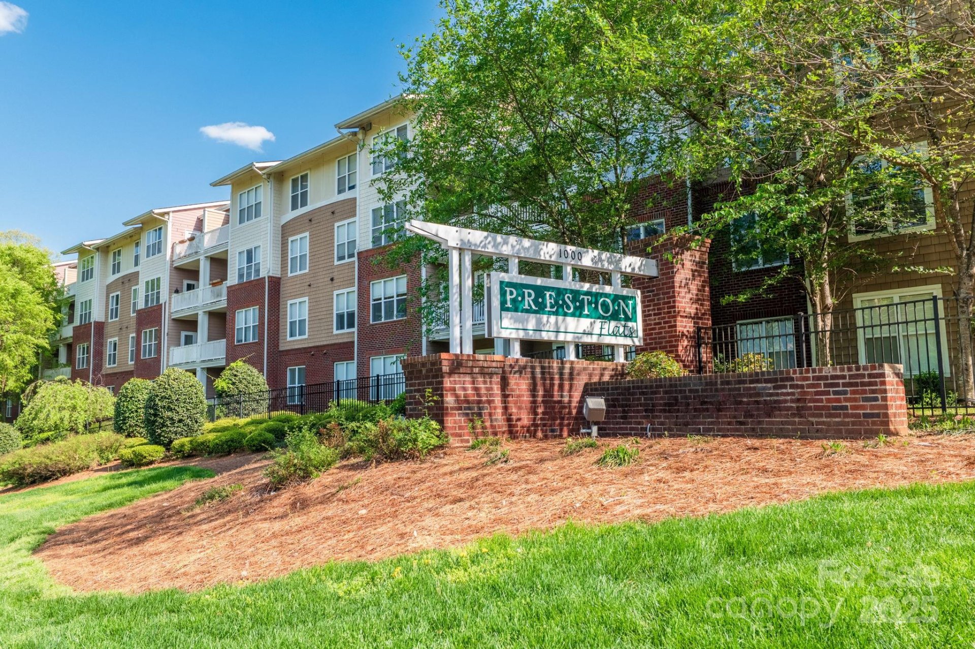 Property image 3 at 1000 E Woodlawn Road, Charlotte, NC 28209