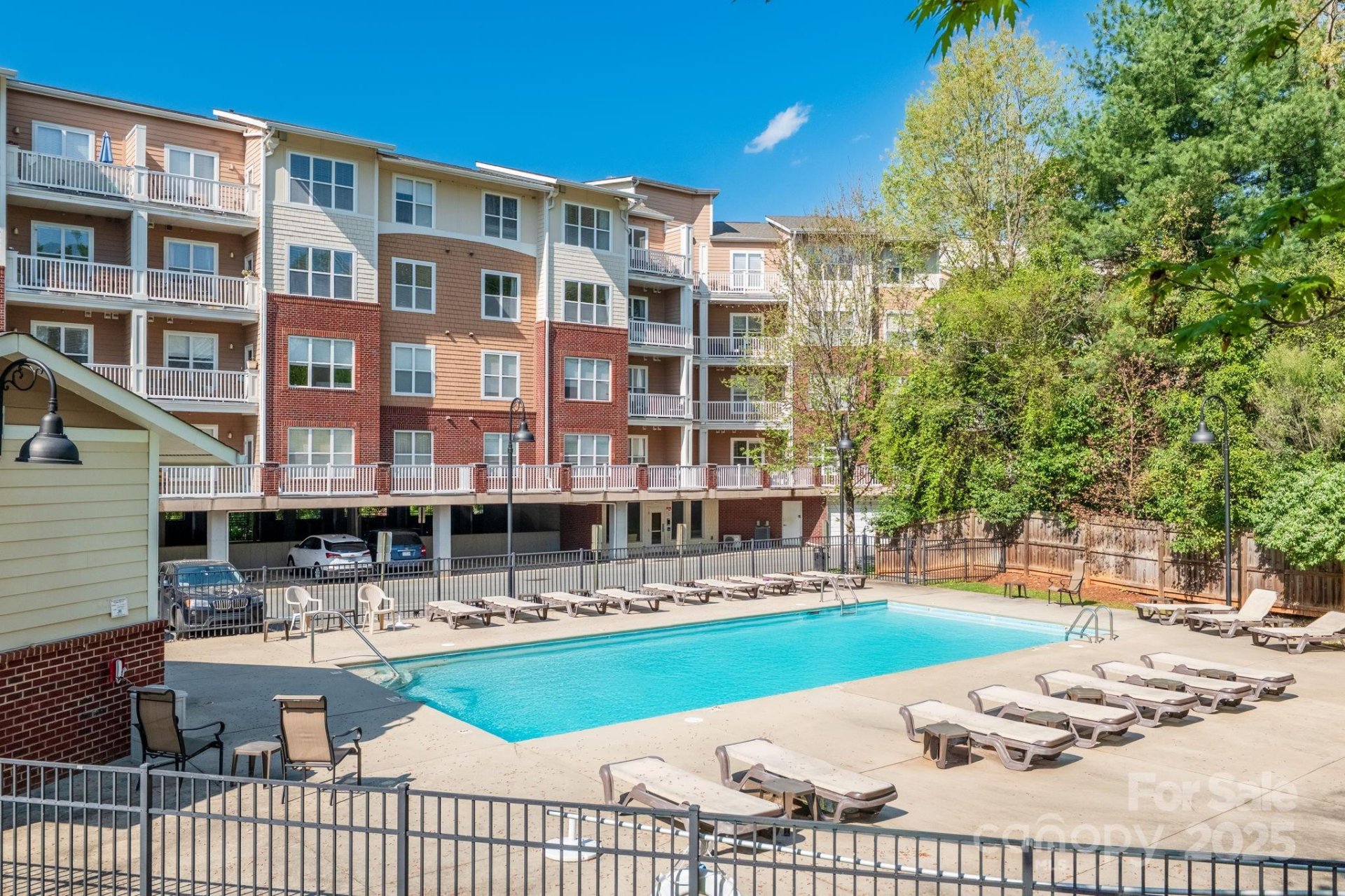Property image 4 at 1000 E Woodlawn Road, Charlotte, NC 28209