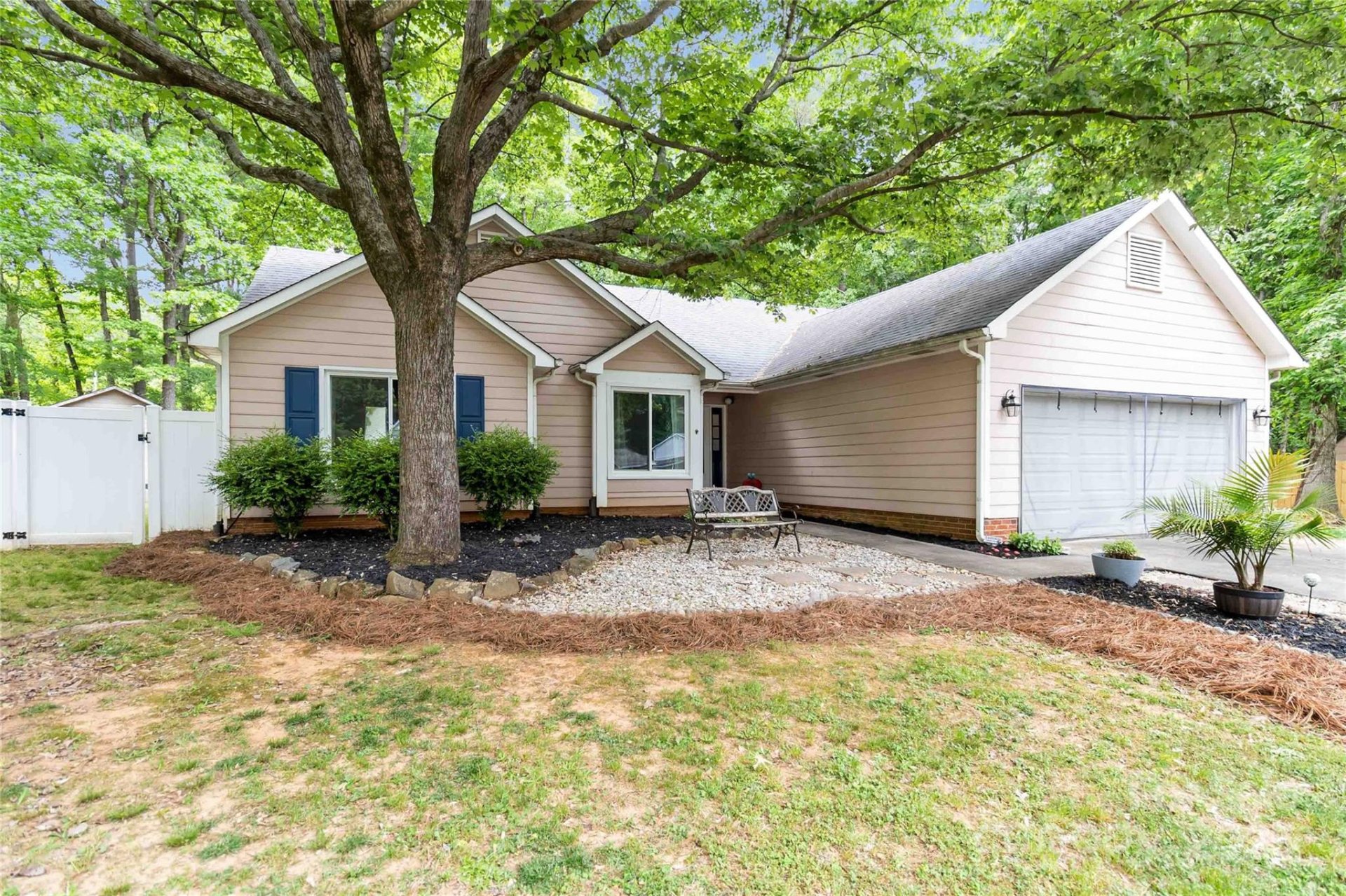 Hickory Ridge, Charlotte Community