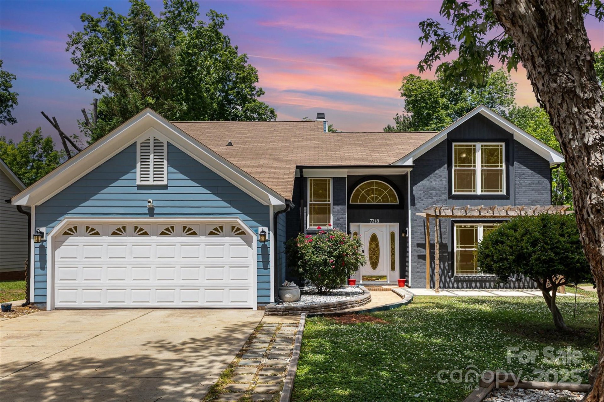 Olde Whitehall, Charlotte Community