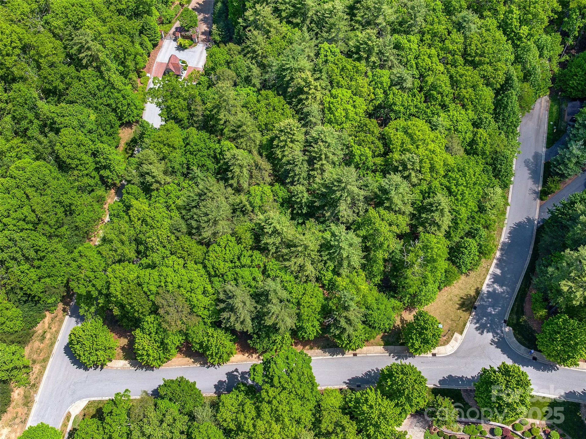 Property image 2 at 404 Coopers Hawk Drive, Asheville, NC 28803