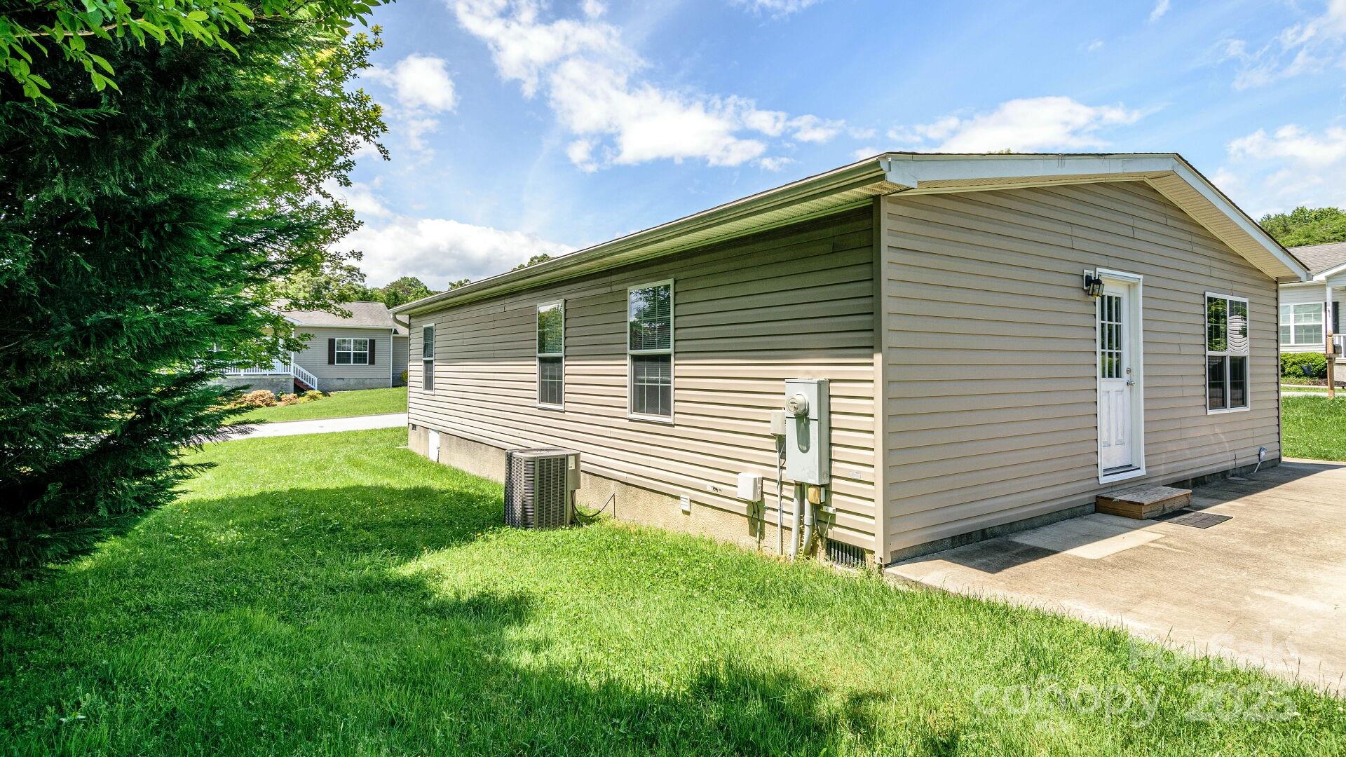 Property image 3 at 2 N Frederick Lane, Hendersonville, NC 28792