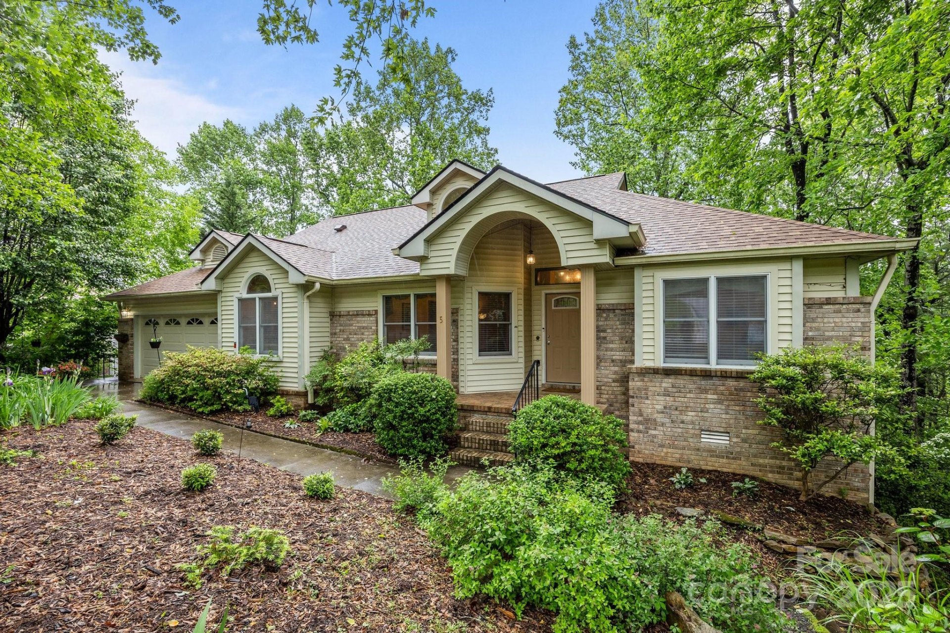 Property image 2 at 5 Governors Drive, Hendersonville, NC 28791