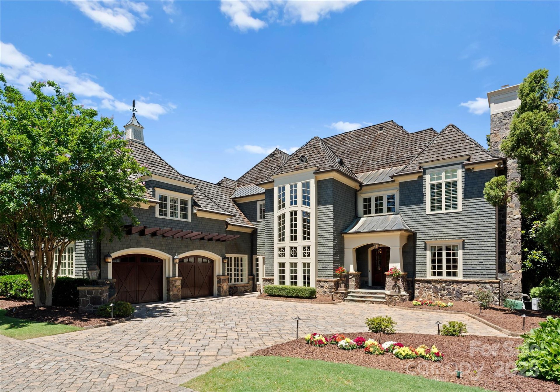 The Palisades, Charlotte Community
