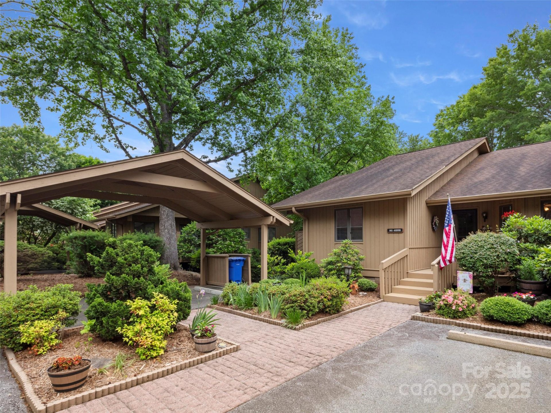 The Oaks, Hendersonville Community