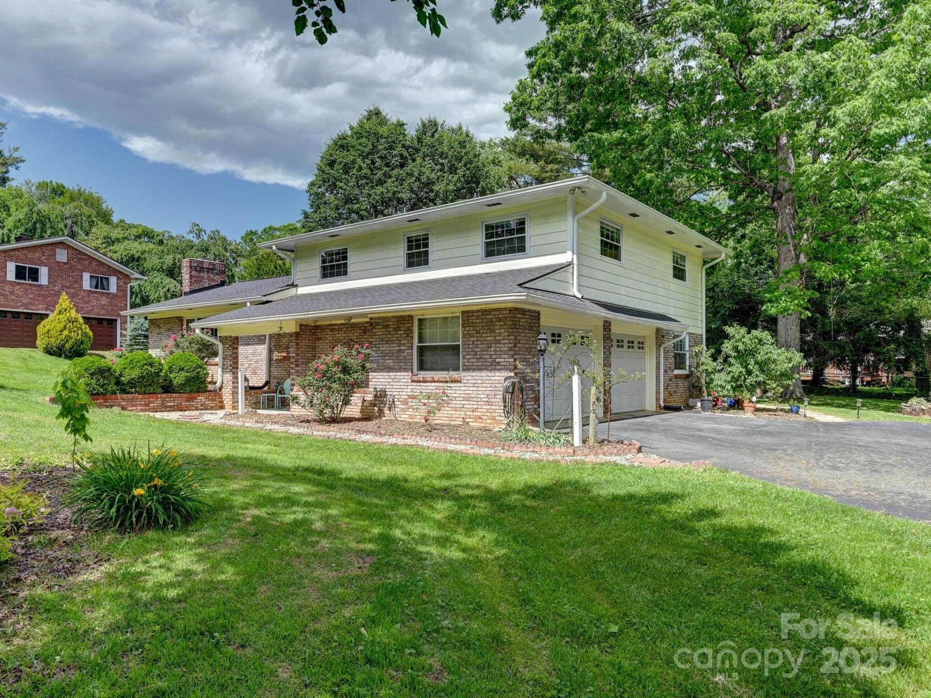 Property image 2 at 1136 Carousel Lane, Hendersonville, NC 28792