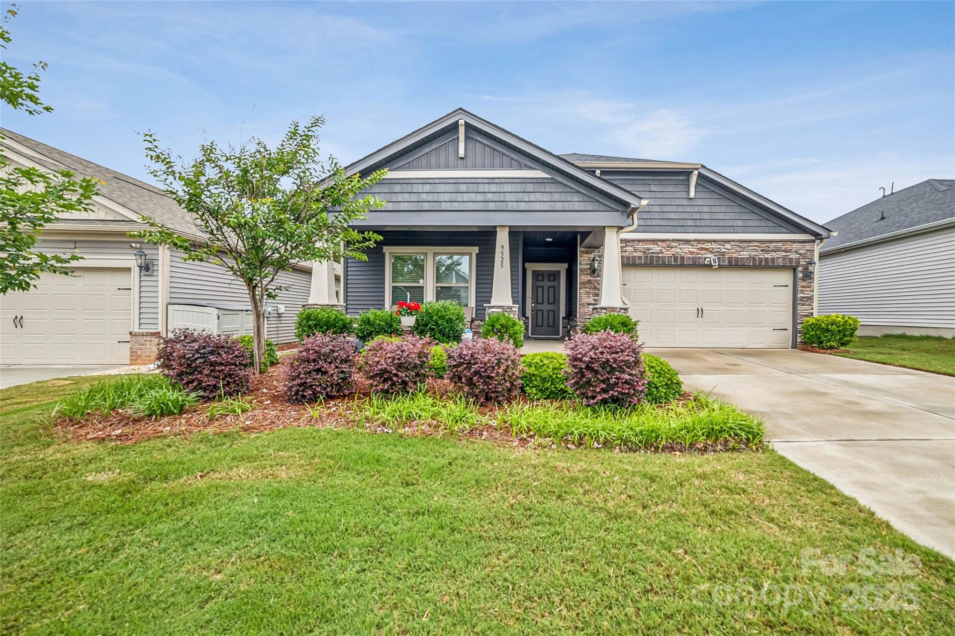 Larkhaven Hills, Charlotte Community