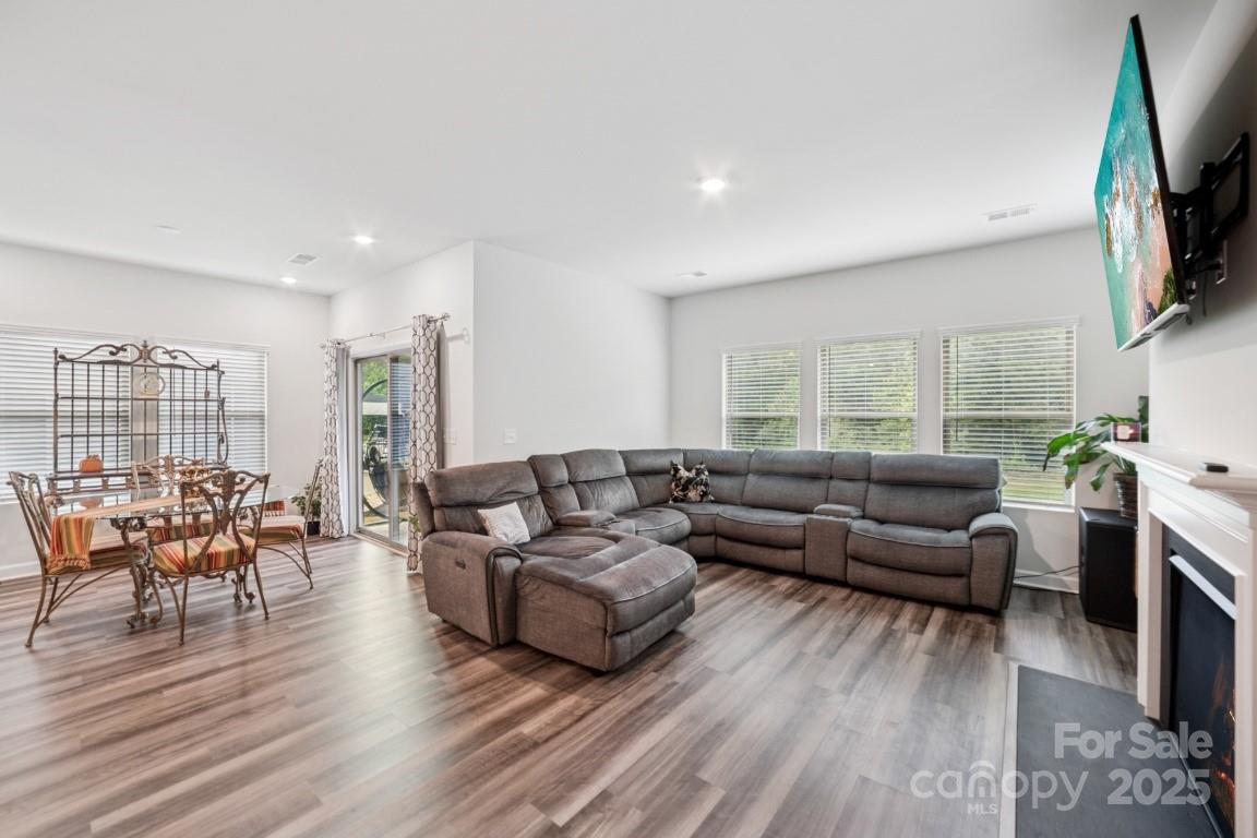 Property image 4 at 9525 Festival Way, Charlotte, NC 28215