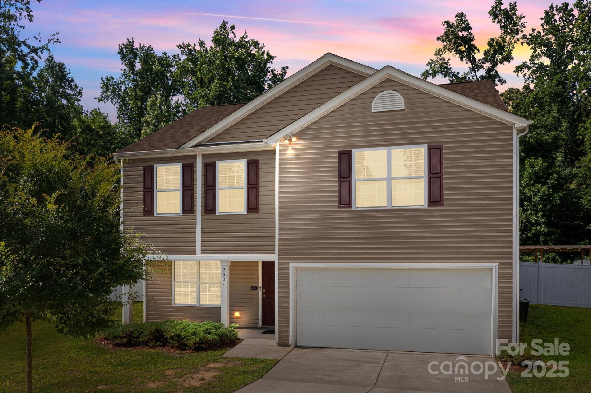 Clydesdale Manor, Charlotte Community