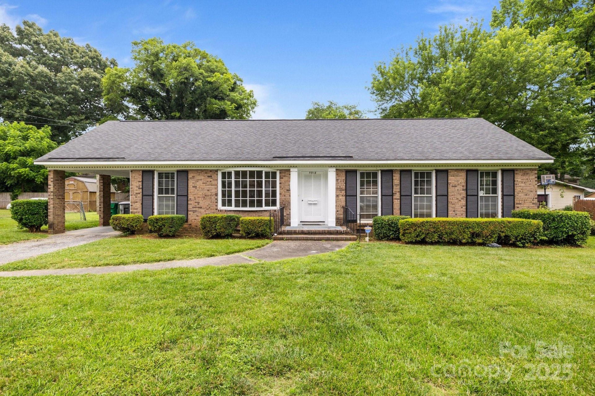 Hampshire Hills, Charlotte Community